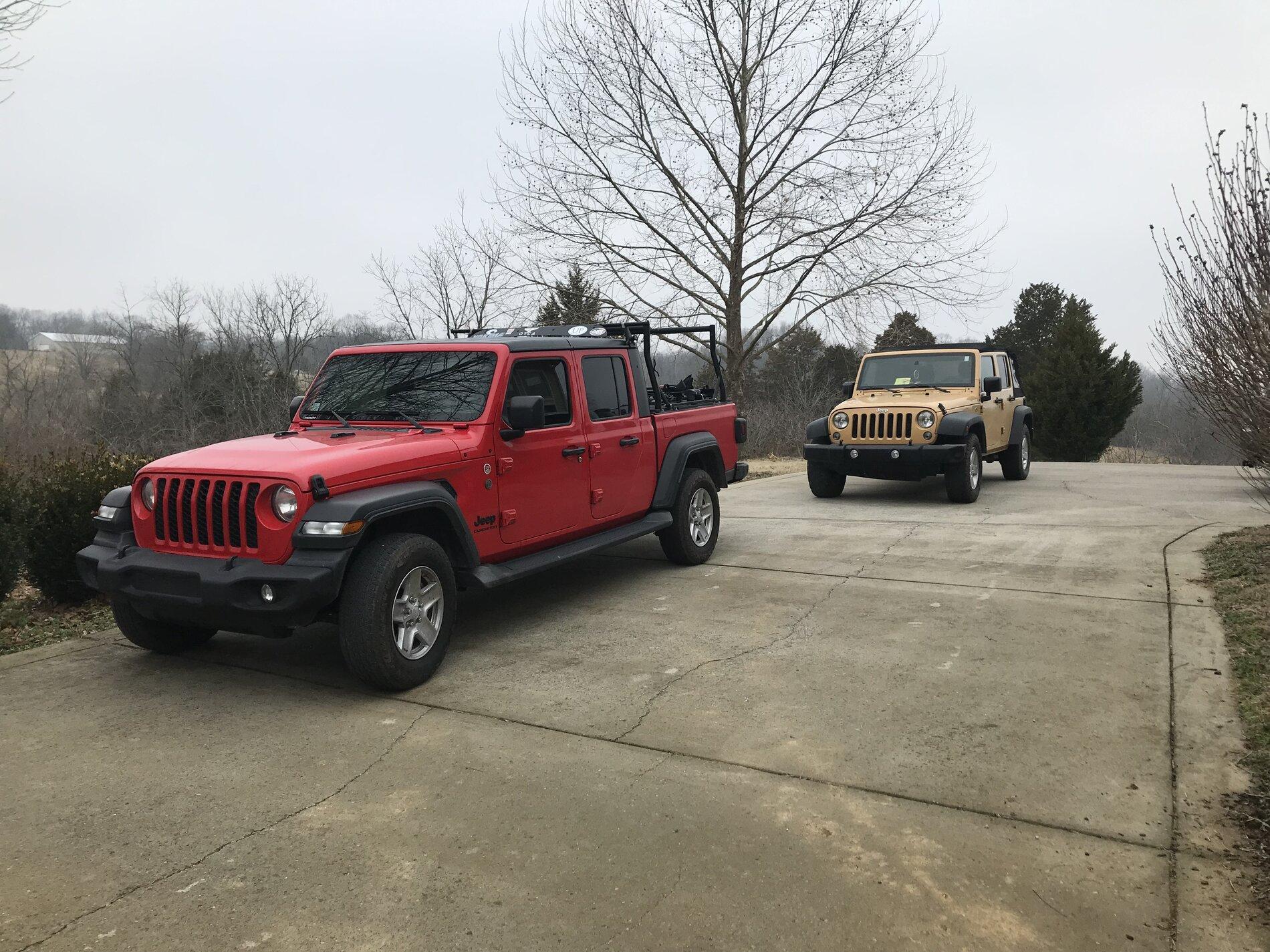 Jeep Gladiator Jeeps Parking Next To Jeeps 0180000D-9537-40C9-88CC-444ECA76A80F
