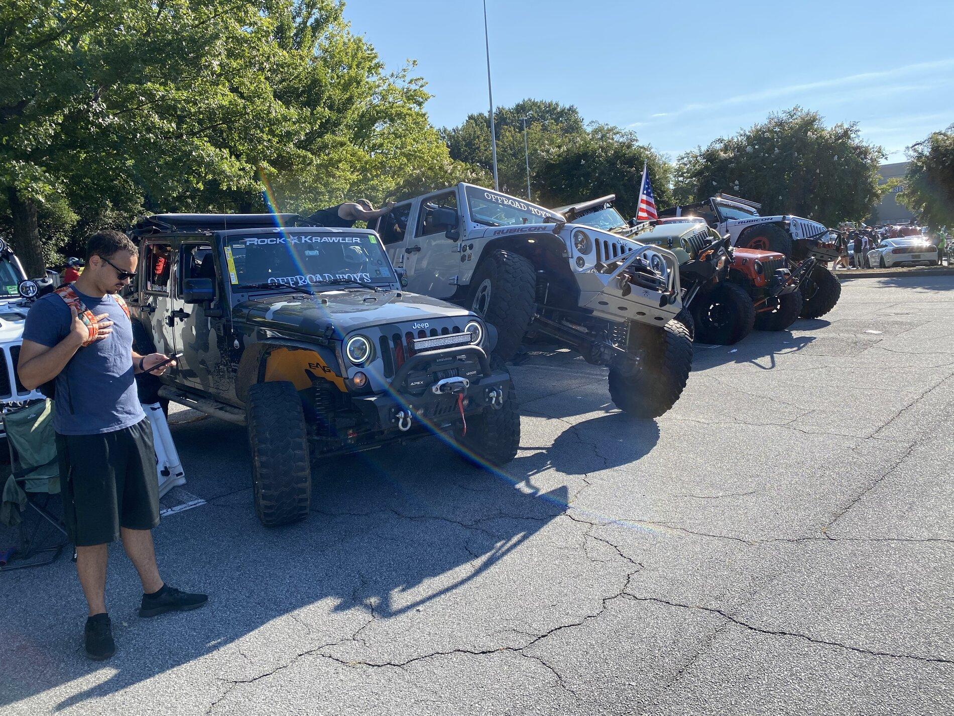 Jeep Gladiator Jeeps Parking Next To Jeeps AED58155-4B2C-4636-8C24-728636D2A489