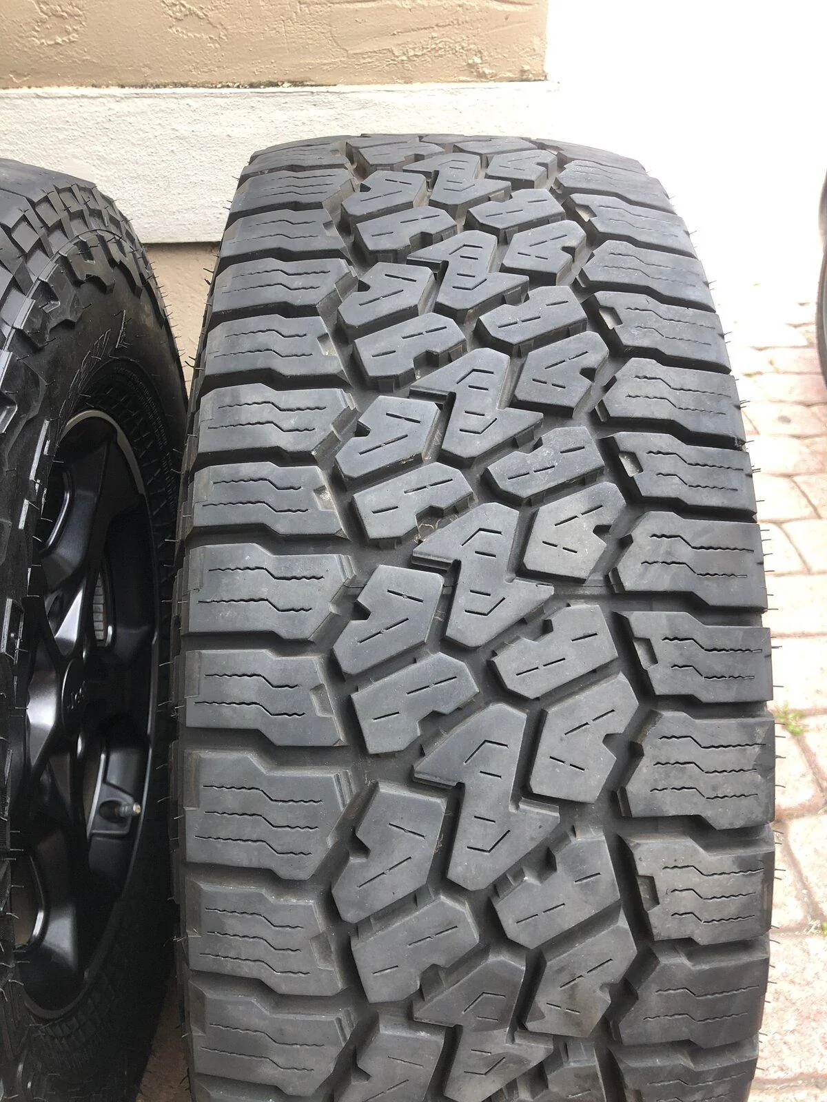 Jeep Gladiator $800 Jeep gladiator rubicon oem rims and tires 6614C030-1205-4A53-BEA4-D4ECE799F477