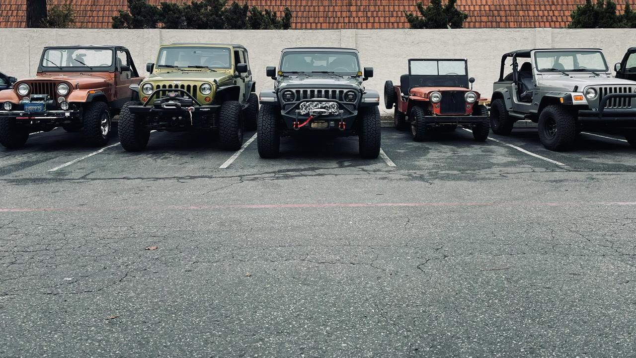Jeep Gladiator Jeeps Parking Next To Jeeps EE6727C4-12B3-4FA1-844F-CAC60BA3568D