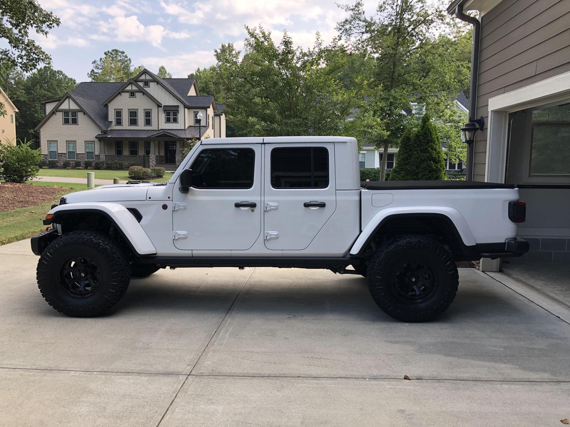 Jeep Gladiator A.R.E. CX EVOLVE CAP installed JTSide