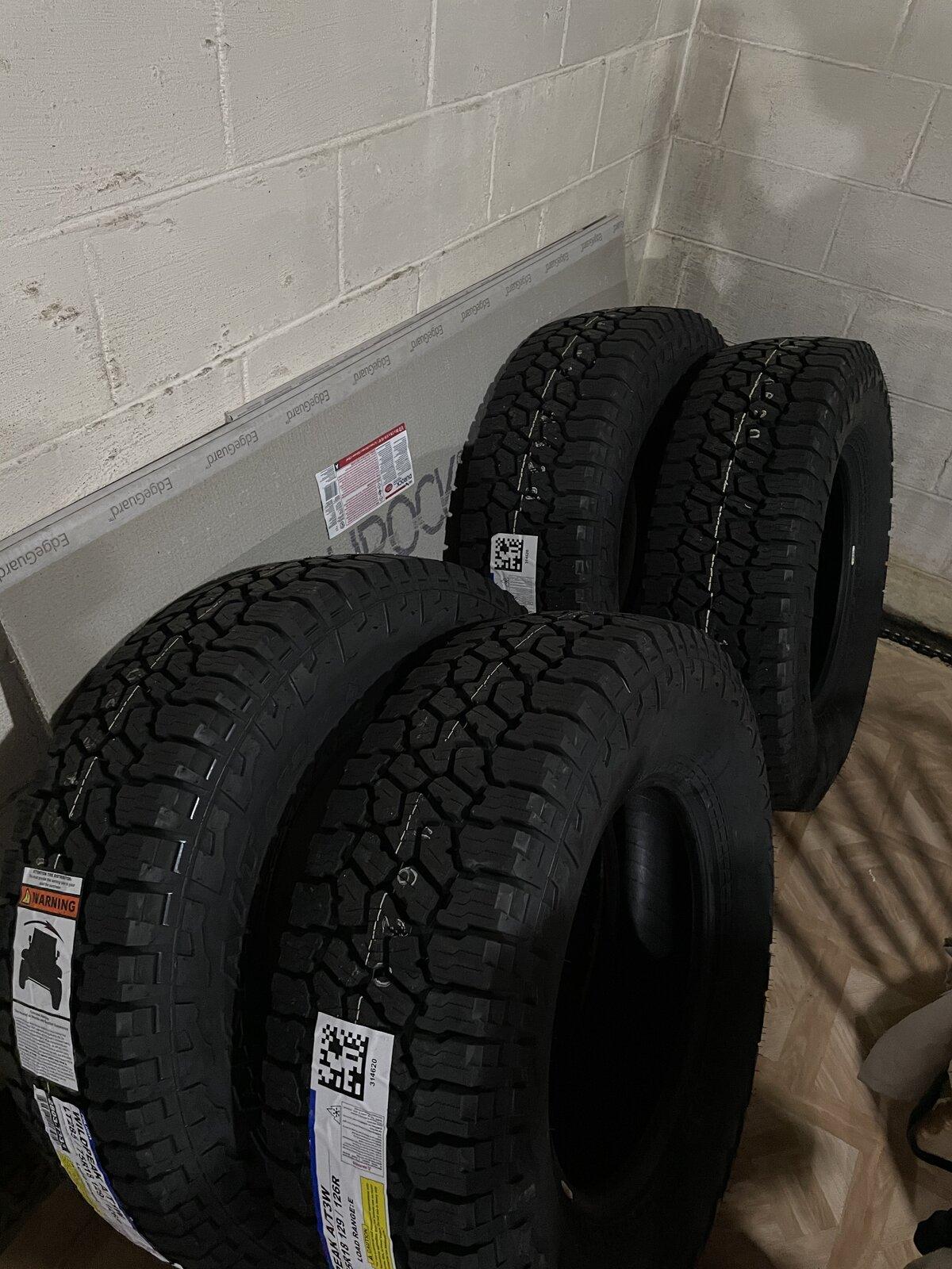 Jeep Gladiator Brand new Falken Wildpeak AT 285/75R18 14A374CC-AF65-4DF1-804E-D4BB0787A336