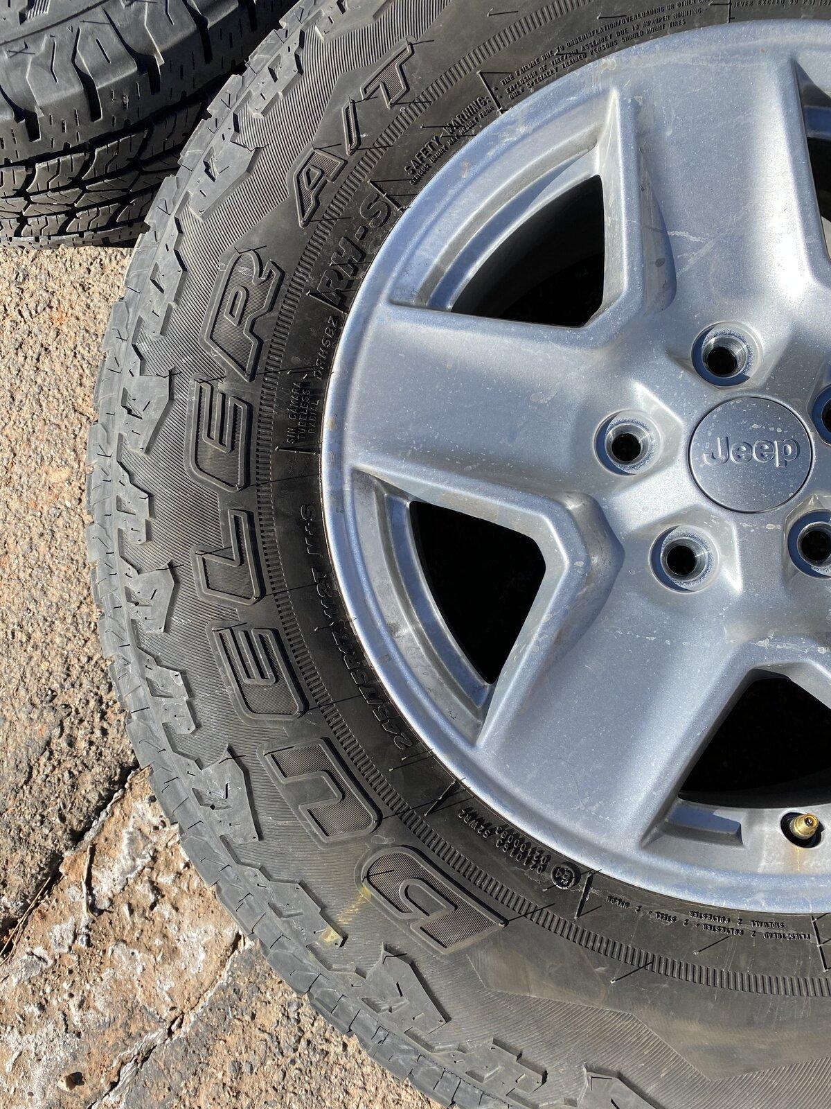 Jeep Gladiator Bridgestone Dueler  245/75/17 $300 04F58E6C-35A4-41C8-A092-7C9CE5DE9E8B
