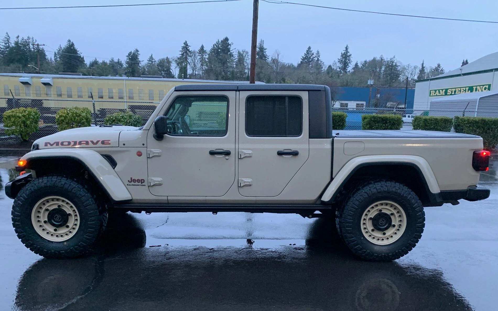 Jeep Gladiator Mojave on 37s, flat fenders and no lift, thoughts? IMG_1625
