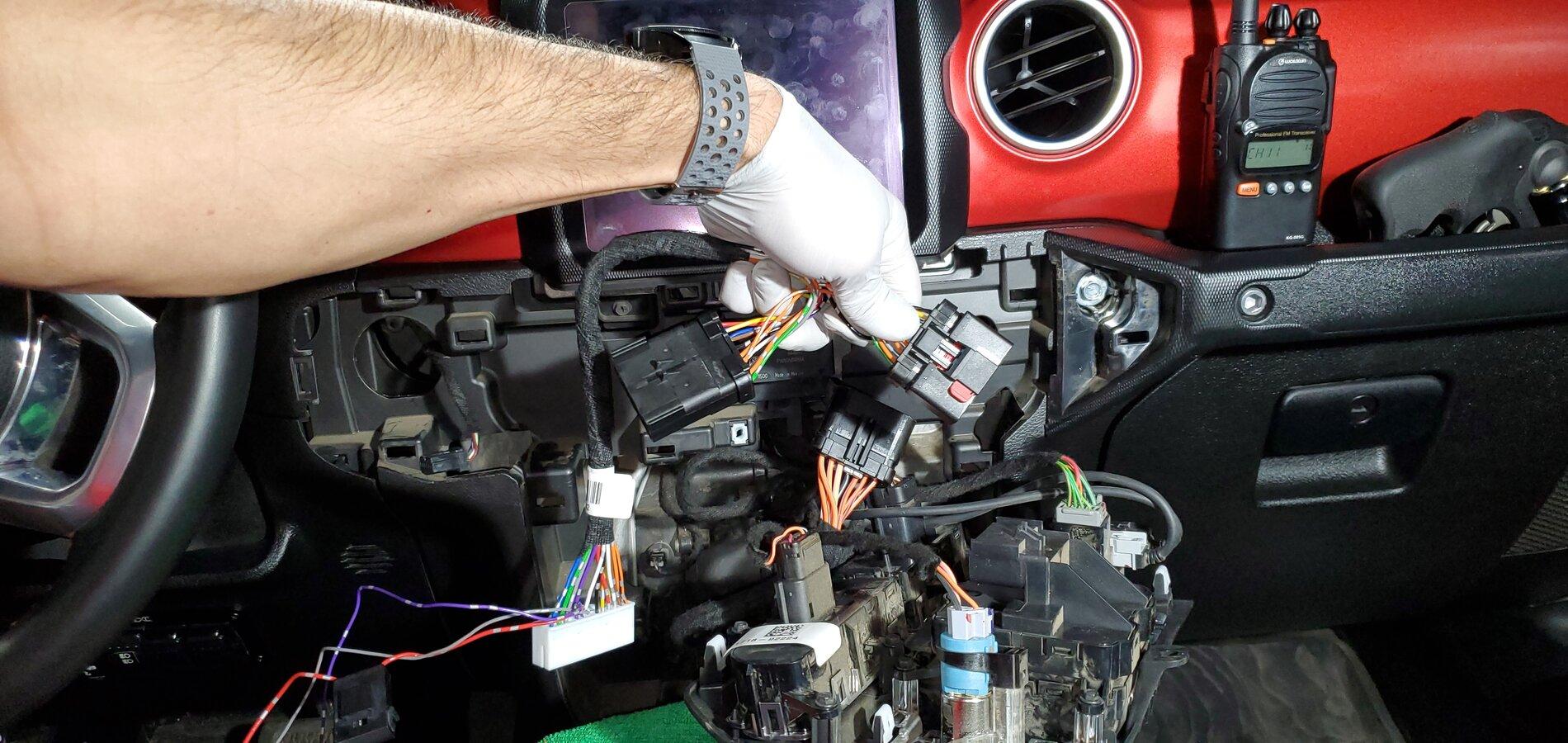 Jeep Gladiator JT 3Wliners window control module install. 20210223_104833