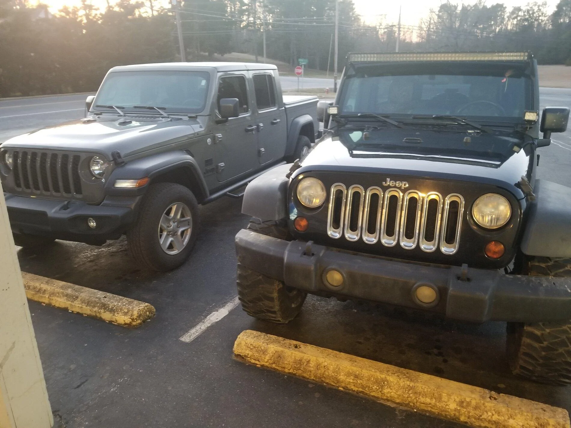 Jeep Gladiator Jeeps Parking Next To Jeeps 20210221_182043