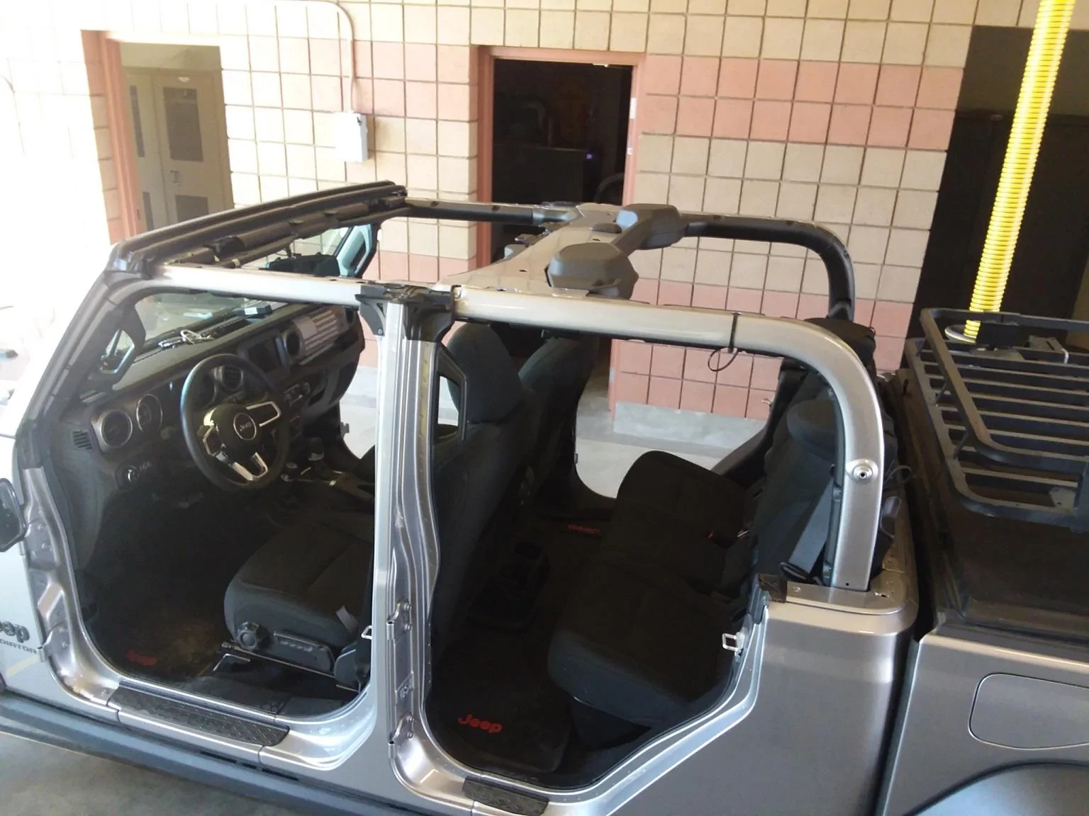 Jeep Gladiator Pic request: bed topper / rack with doors and roof off? j