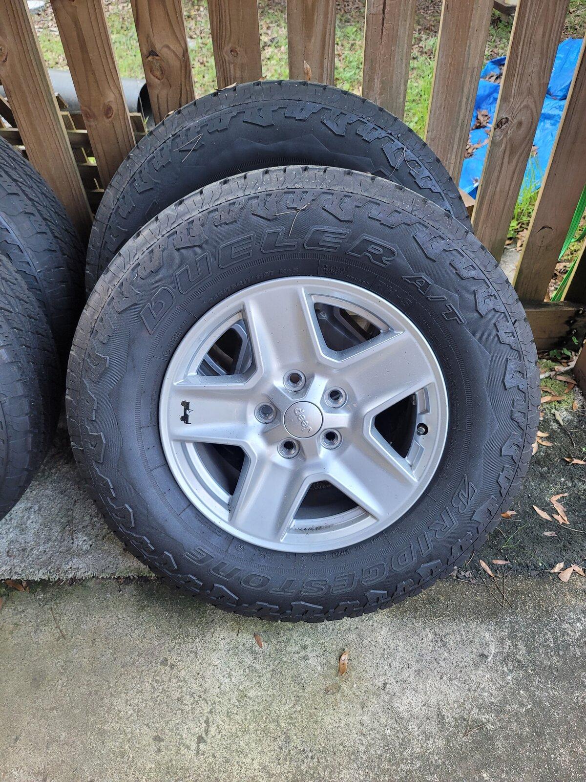 Jeep Gladiator Sport S wheels and tires 20210225_172928
