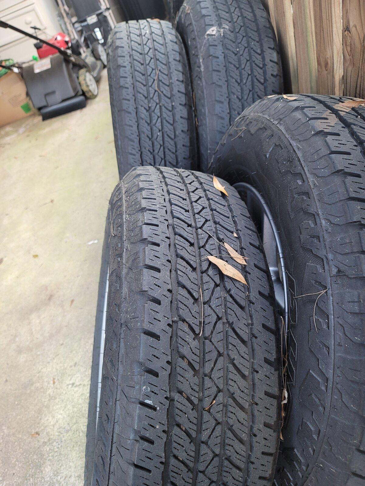Jeep Gladiator Sport S wheels and tires 20210225_172936
