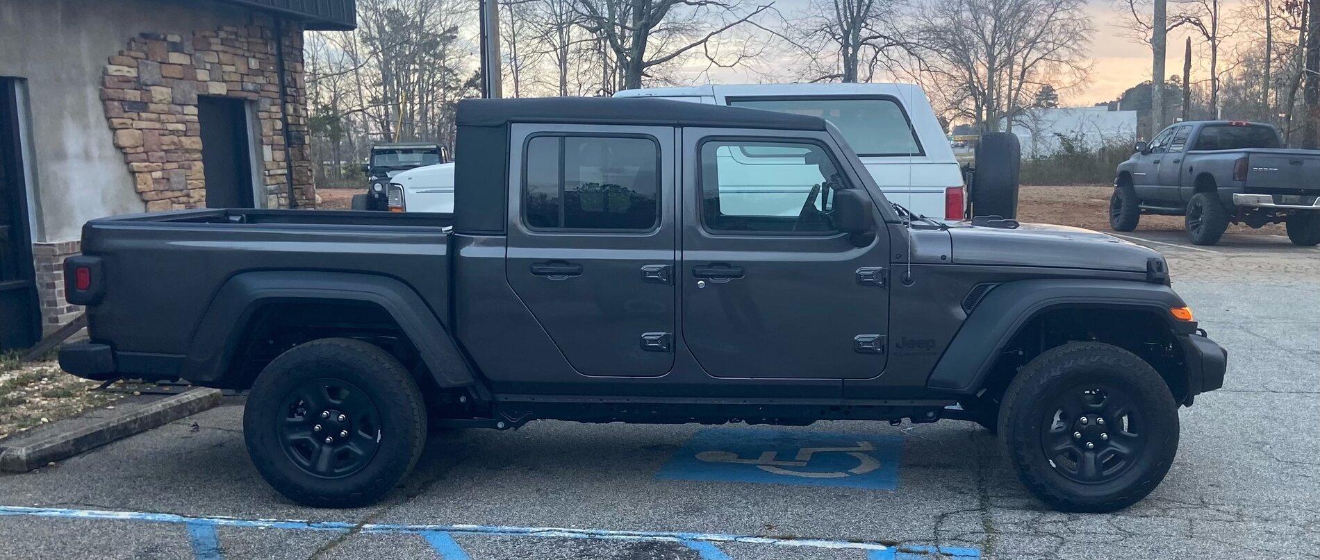 Jeep Gladiator New to the group 5F278A0B-64DB-4E43-A9F8-82F925EE76F9