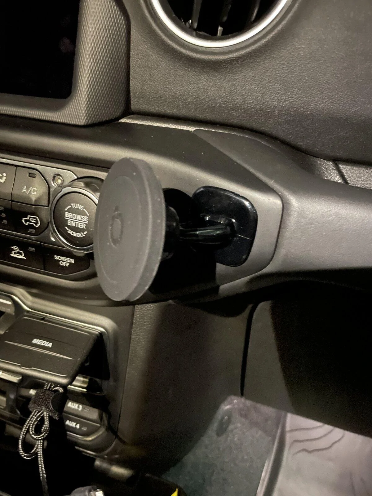 Jeep Gladiator Another Phone Mounting idea B52CA428-03AA-48AE-83AE-87608920F6F1