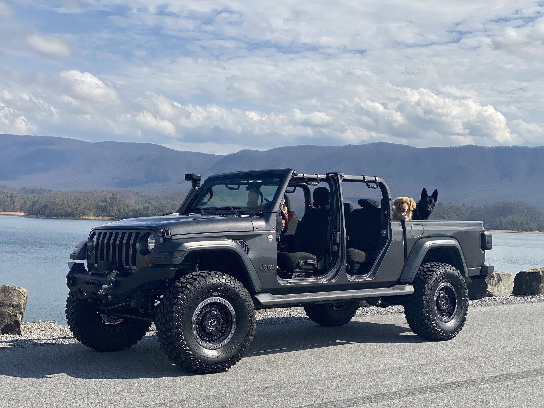 Jeep Gladiator Gladiator Dogs 87093CF9-833D-4811-8CD7-0E7CA750E1FE