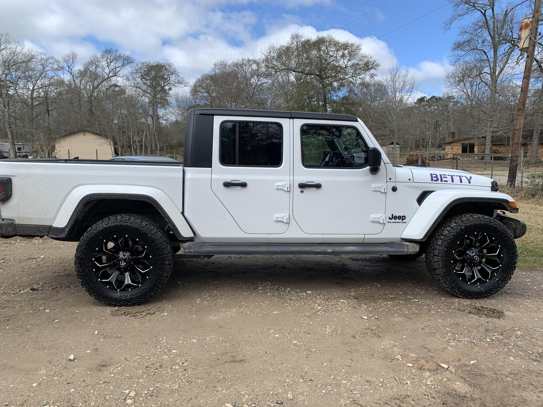 Jeep Gladiator MPG and range 7153DF30-3E71-476F-B33E-E80CDC313FCC
