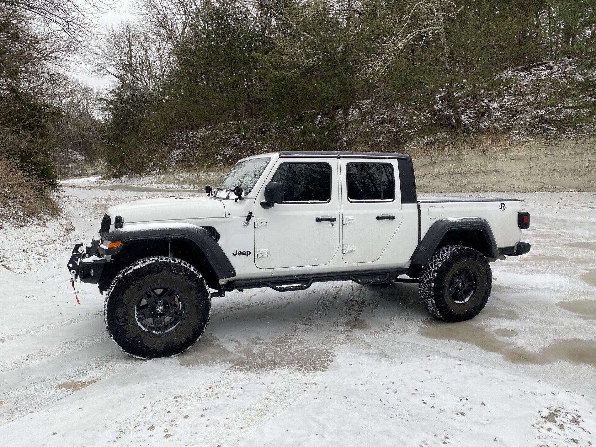 Jeep Gladiator BRIGHT WHITE Gladiator JT Club 44B77440-34CC-4CC0-868F-4B64F0E889C5