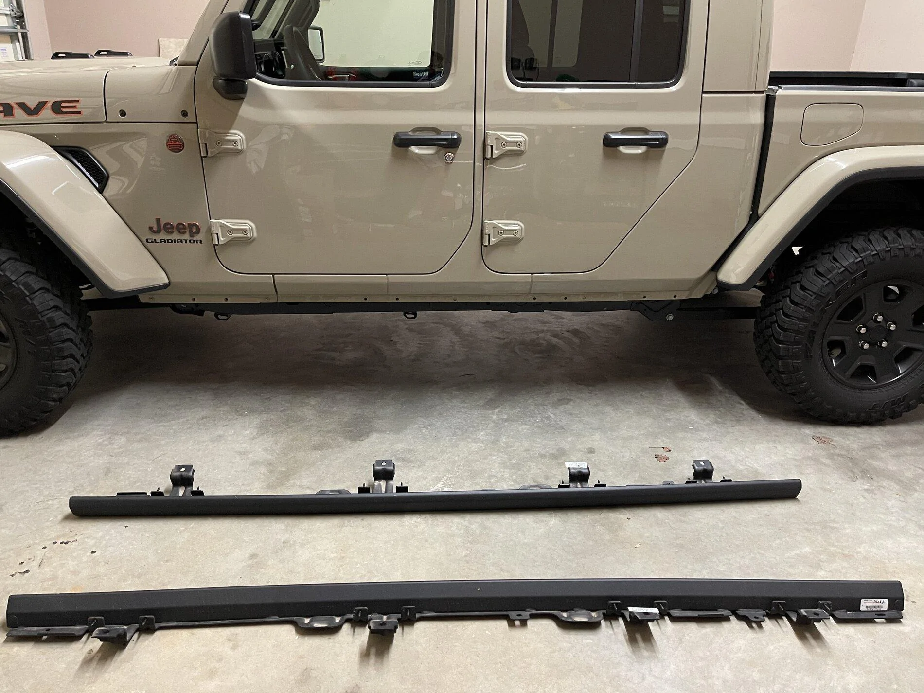 Jeep Gladiator OEM Mojave Sand/Rock Rails DCCA991A-C63C-4E39-9E75-4F039E849686