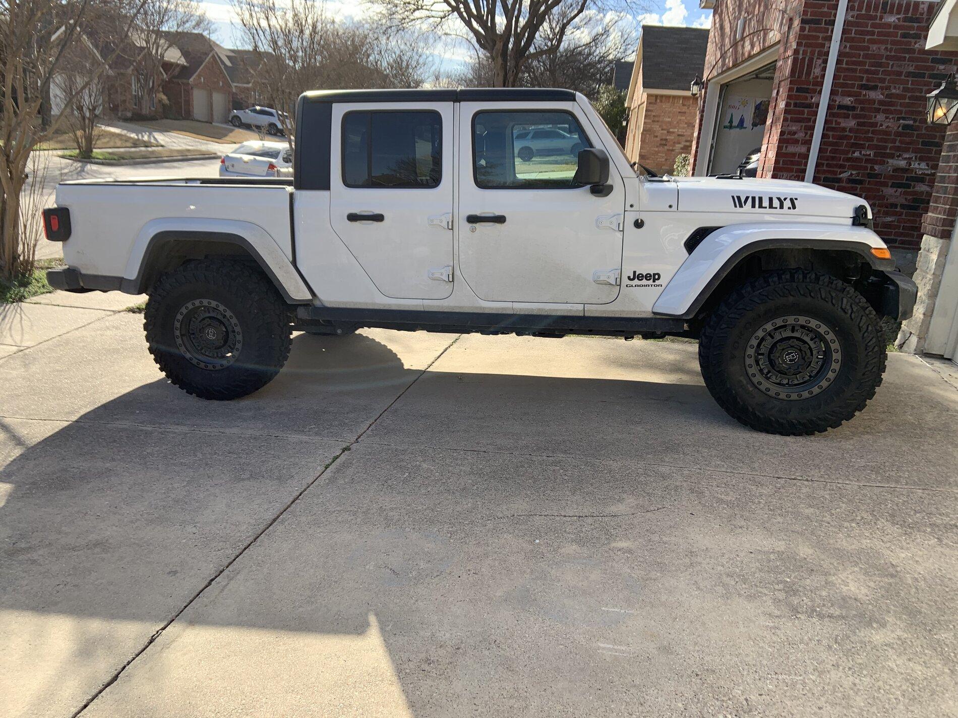 Jeep Gladiator Pic request: sport non maxtow with teraflex leveling kit IMG_3121