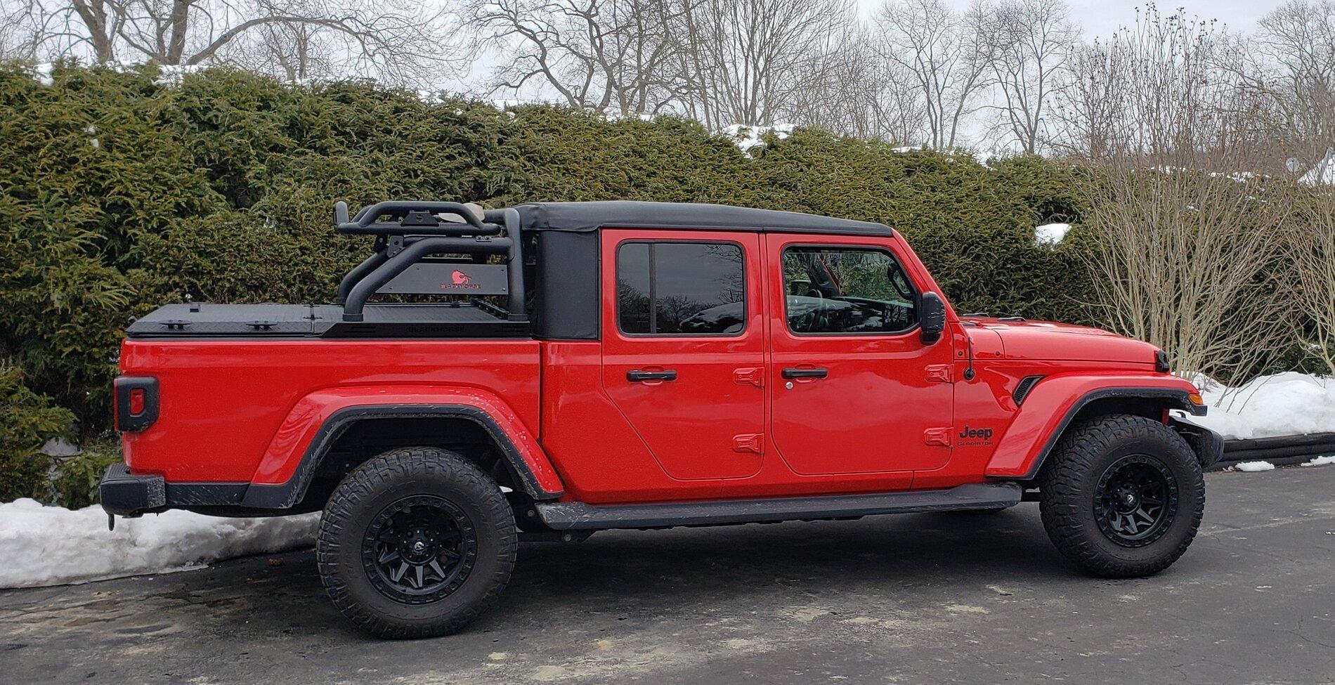 Jeep Gladiator Gladiator with Diamondback Cover and Blackhorse Roll Bar Jeep2