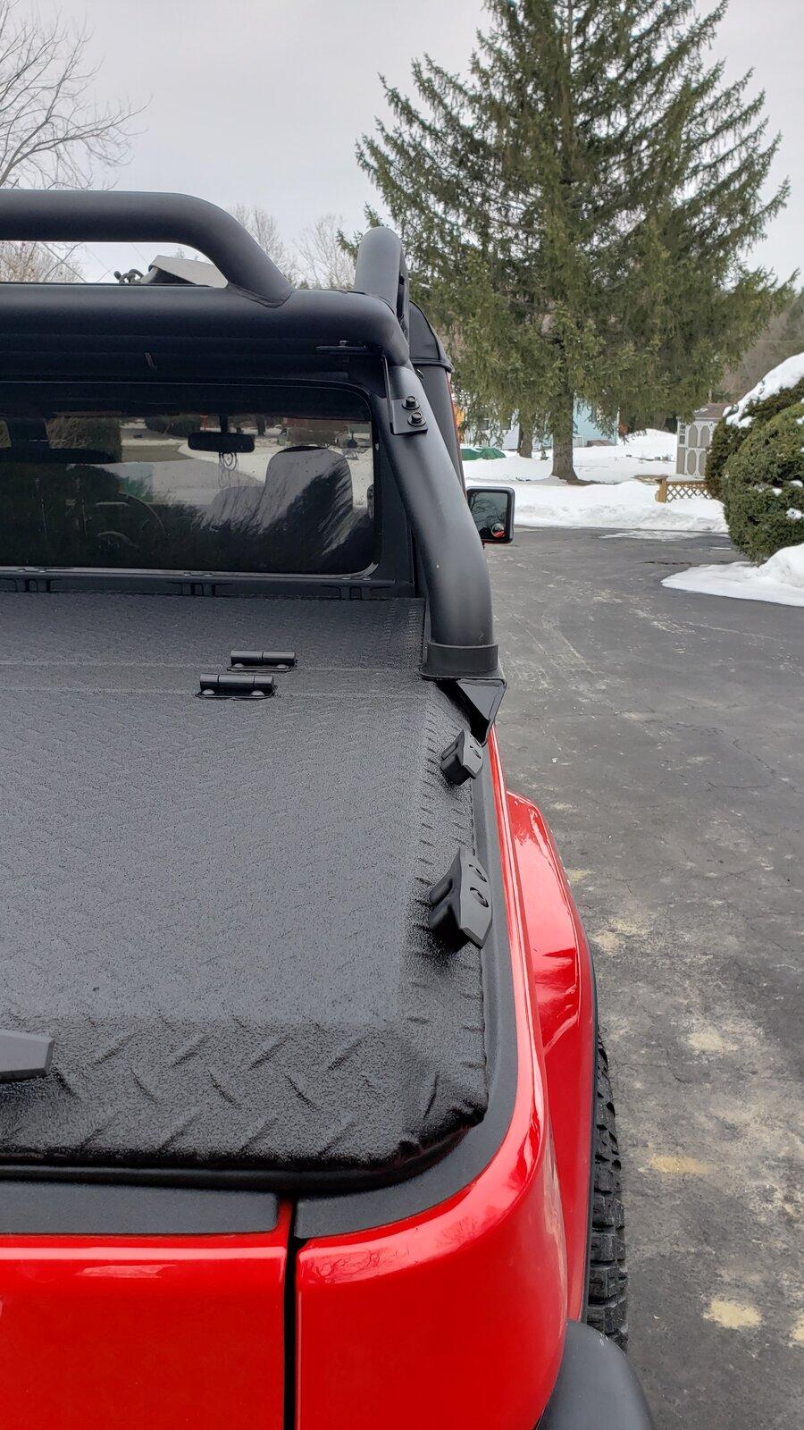 Jeep Gladiator Gladiator with Diamondback Cover and Blackhorse Roll Bar Jeep5