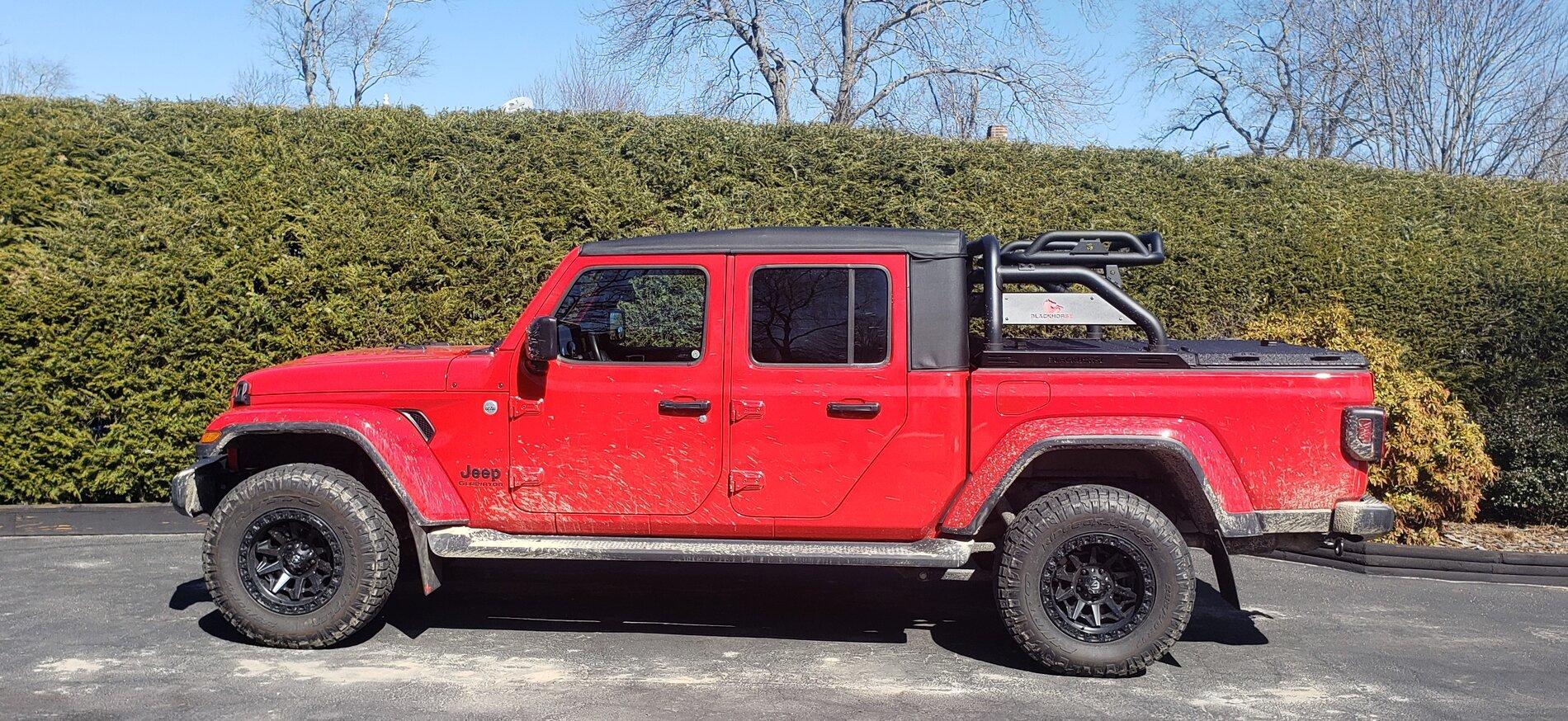 Jeep Gladiator Gladiator with Diamondback Cover and Blackhorse Roll Bar Jee