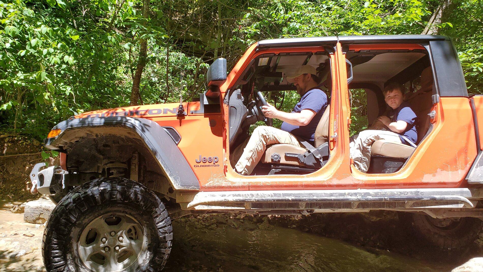 Jeep Gladiator Otter Pop slider_03