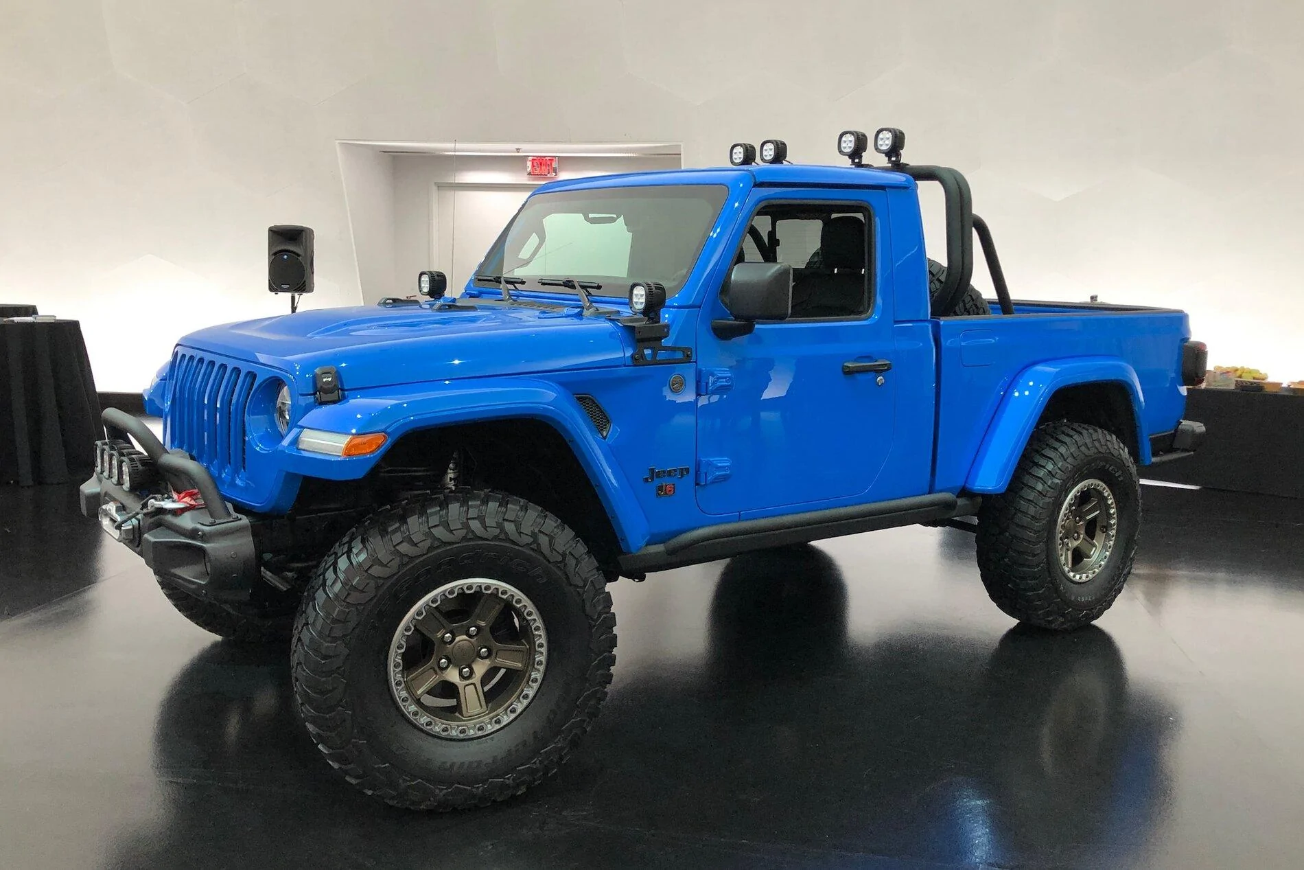 Jeep Gladiator 2 Door Concept Jeep-J6-Concept-1