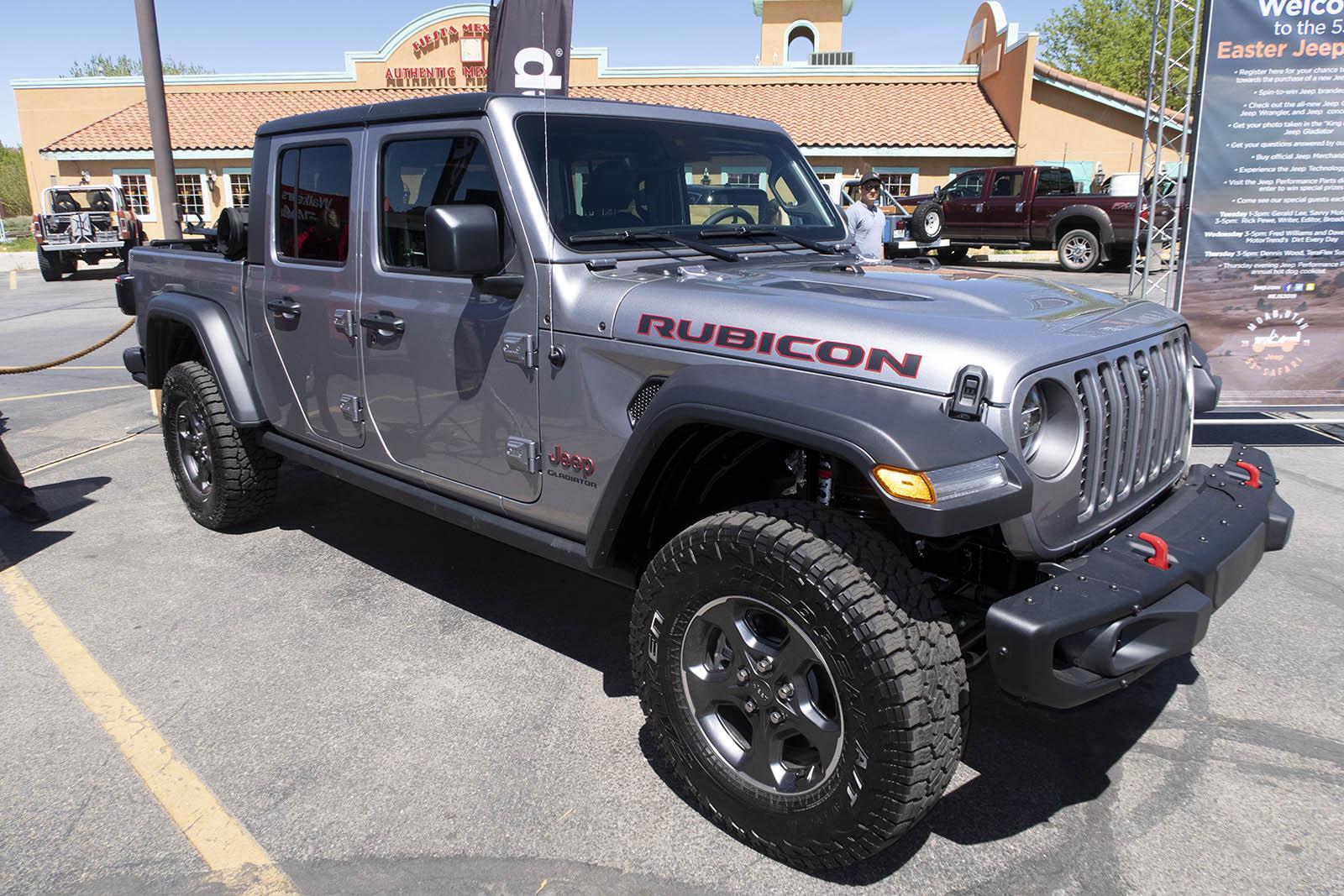 Jeep Gladiator Request: Rubicon with non painted fenders / Black 3-piece hard top billet1