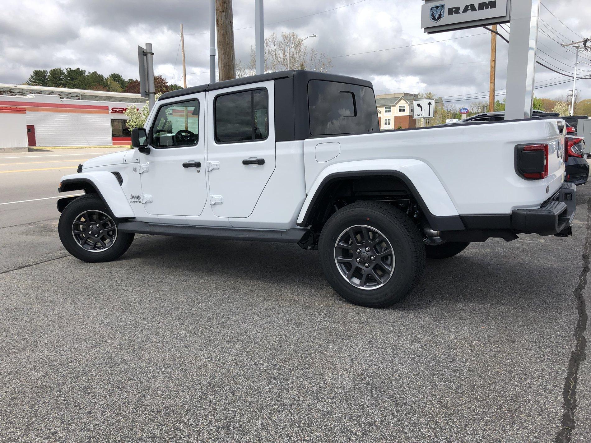 Jeep Gladiator BRIGHT WHITE Gladiator JT Club 3734437D-BAE3-4639-B4E0-13720F8D8CED
