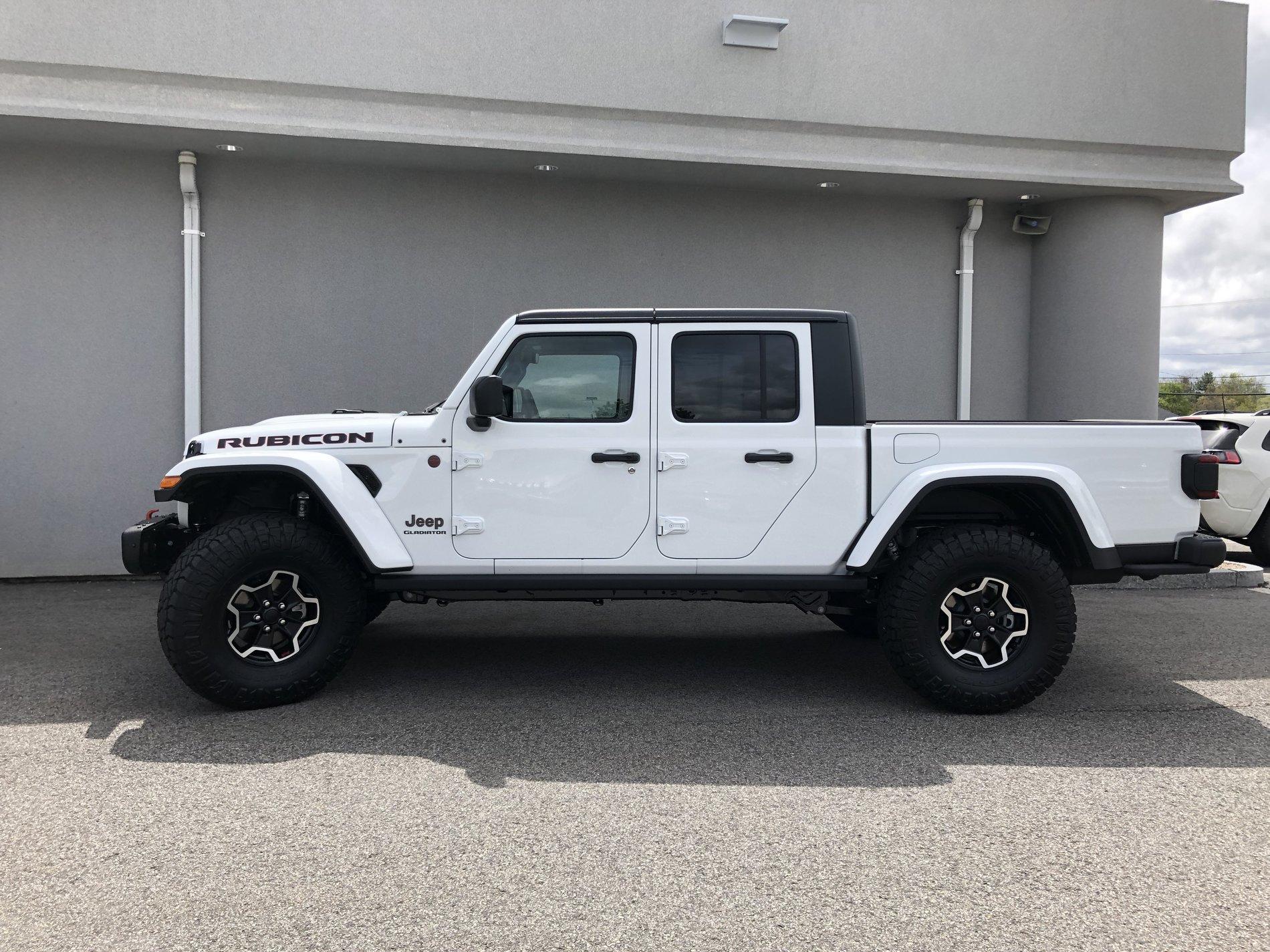 Jeep Gladiator BRIGHT WHITE Gladiator JT Club 0808ABCD-D83F-426E-8B44-788BFEE89C11