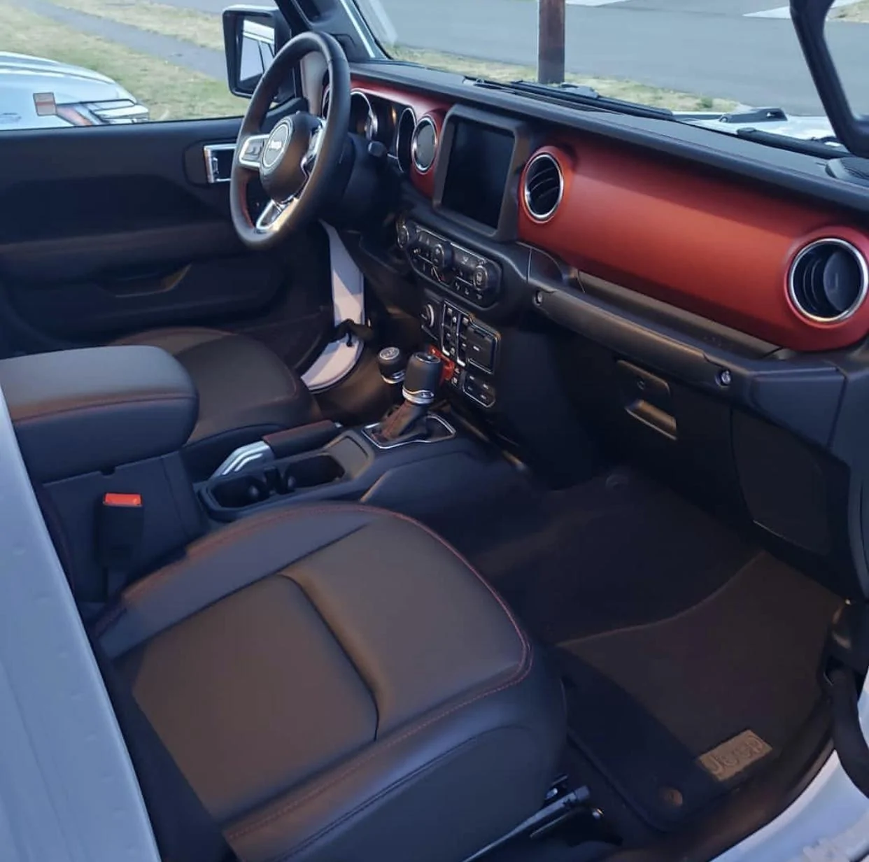 Jeep Gladiator Interior shots? A9410953-23A7-4670-80F6-A2E834FBDA3D