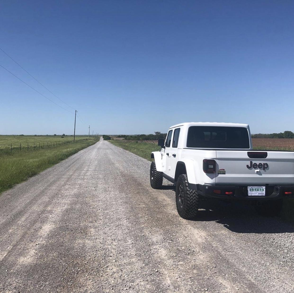 Jeep Gladiator BRIGHT WHITE Gladiator JT Club 5D5A528B-6EAB-45B4-88EE-0F01FFA6B603