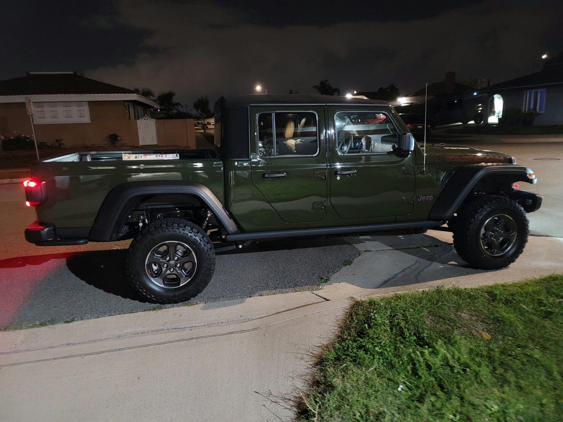 Jeep Gladiator Rubicon wheels with Wildpeak M/T 20210307_215217