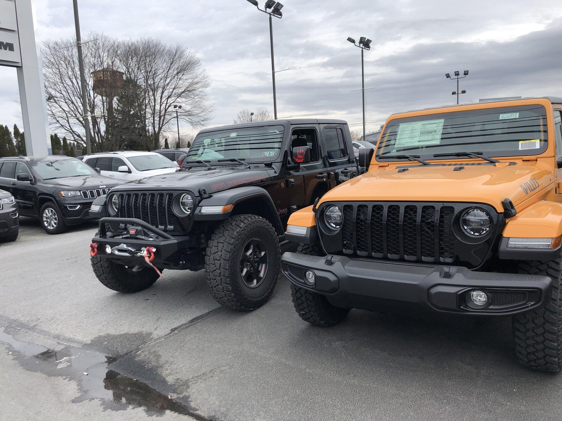 Jeep Gladiator Jeeps Parking Next To Jeeps 91EF1340-CB4D-4F5A-B4FC-939C3FE6DD8E
