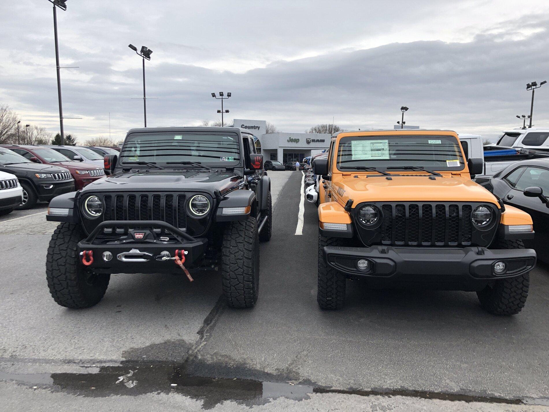 Jeep Gladiator Jeeps Parking Next To Jeeps F3880EED-1FCA-49E1-A705-71C55EA9A8BE