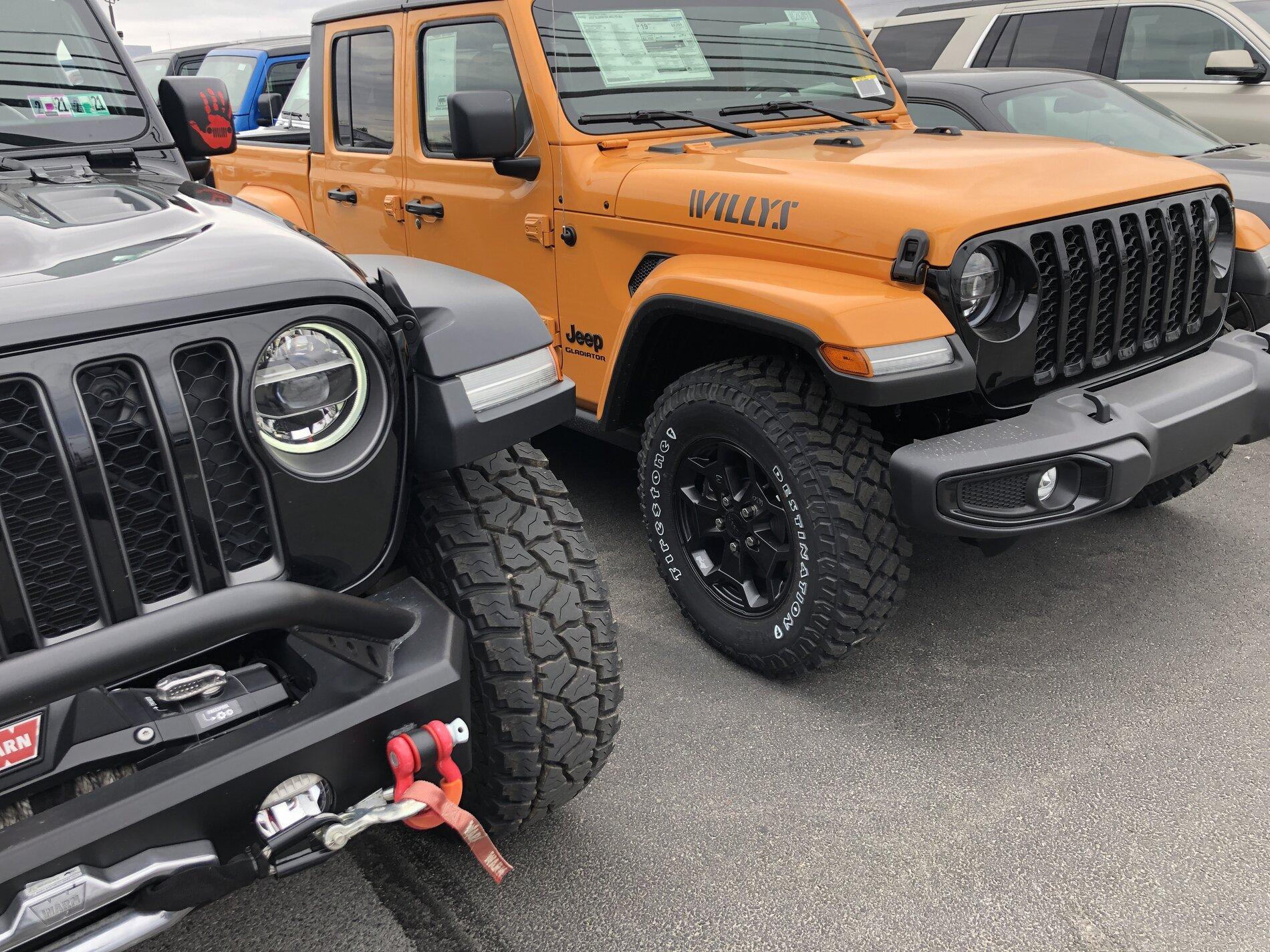 Jeep Gladiator Jeeps Parking Next To Jeeps 590BB24B-4ED2-4F73-8D13-94F94A1F6907