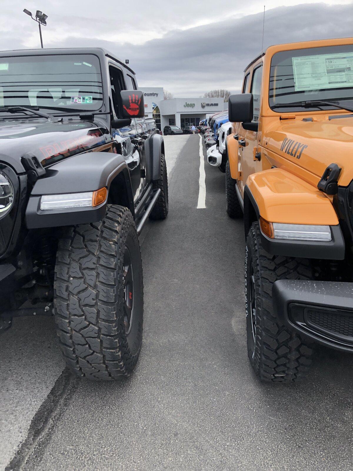 Jeep Gladiator Jeeps Parking Next To Jeeps 32A44364-0606-4A14-B497-8C284D7AAA75