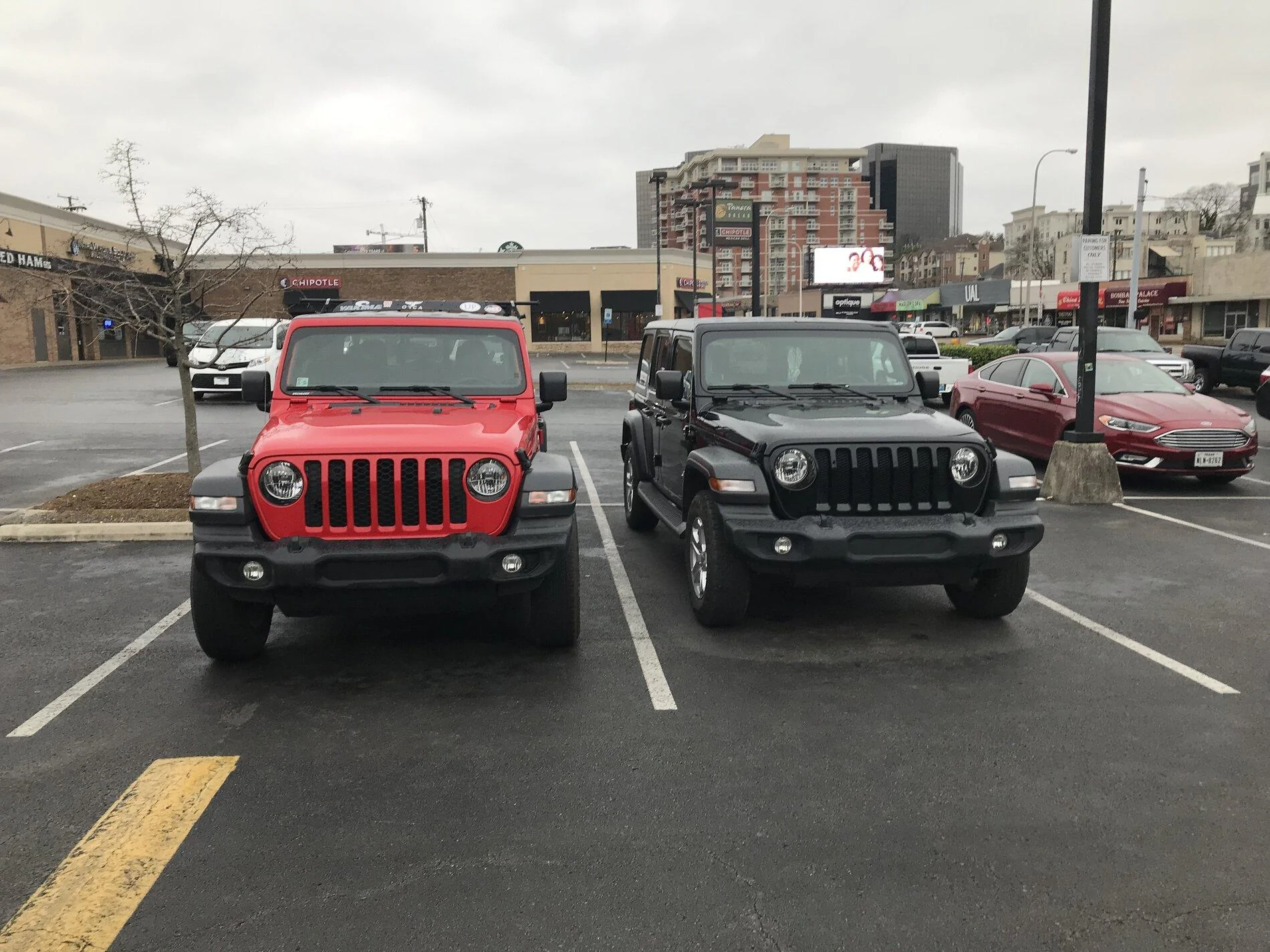 Jeep Gladiator Jeeps Parking Next To Jeeps 41F2F0DC-37F3-43FA-BD5E-01761EEDCF7E