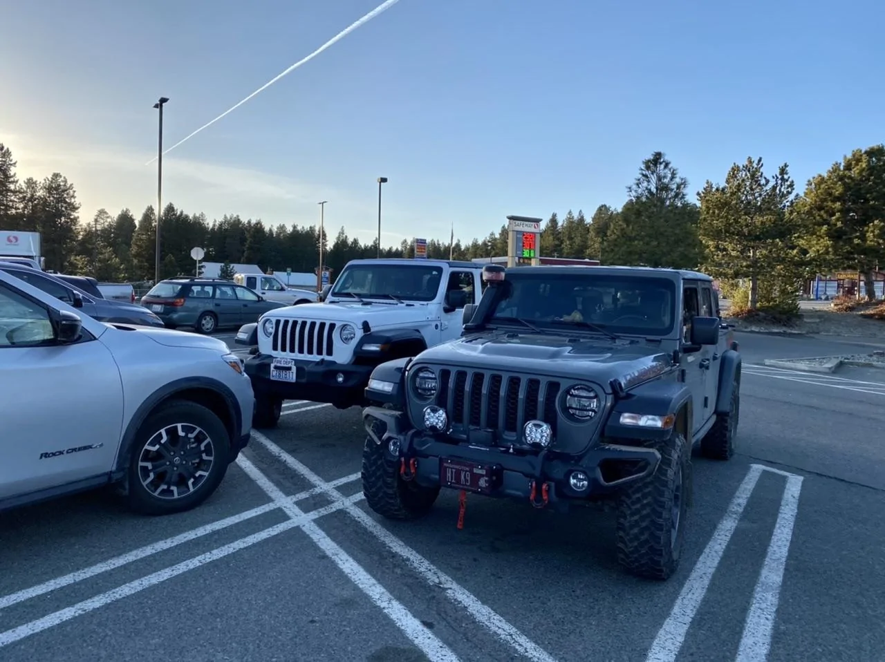 Jeep Gladiator Jeeps Parking Next To Jeeps BD38B753-0271-4A86-A0D7-904860AABC2D