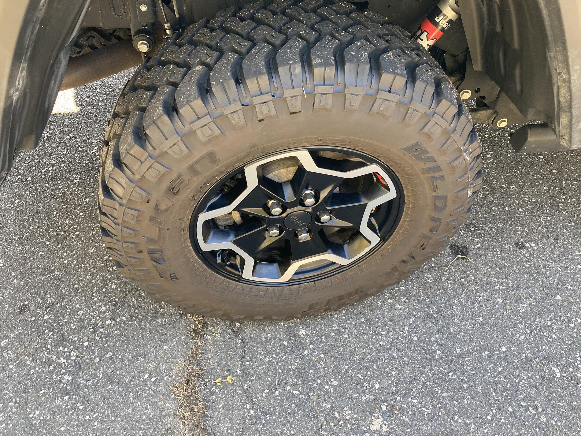 Jeep Gladiator Rubicon Wheels with Tires and TPMS 2CC150C7-72A2-42DF-B159-346555420DCE