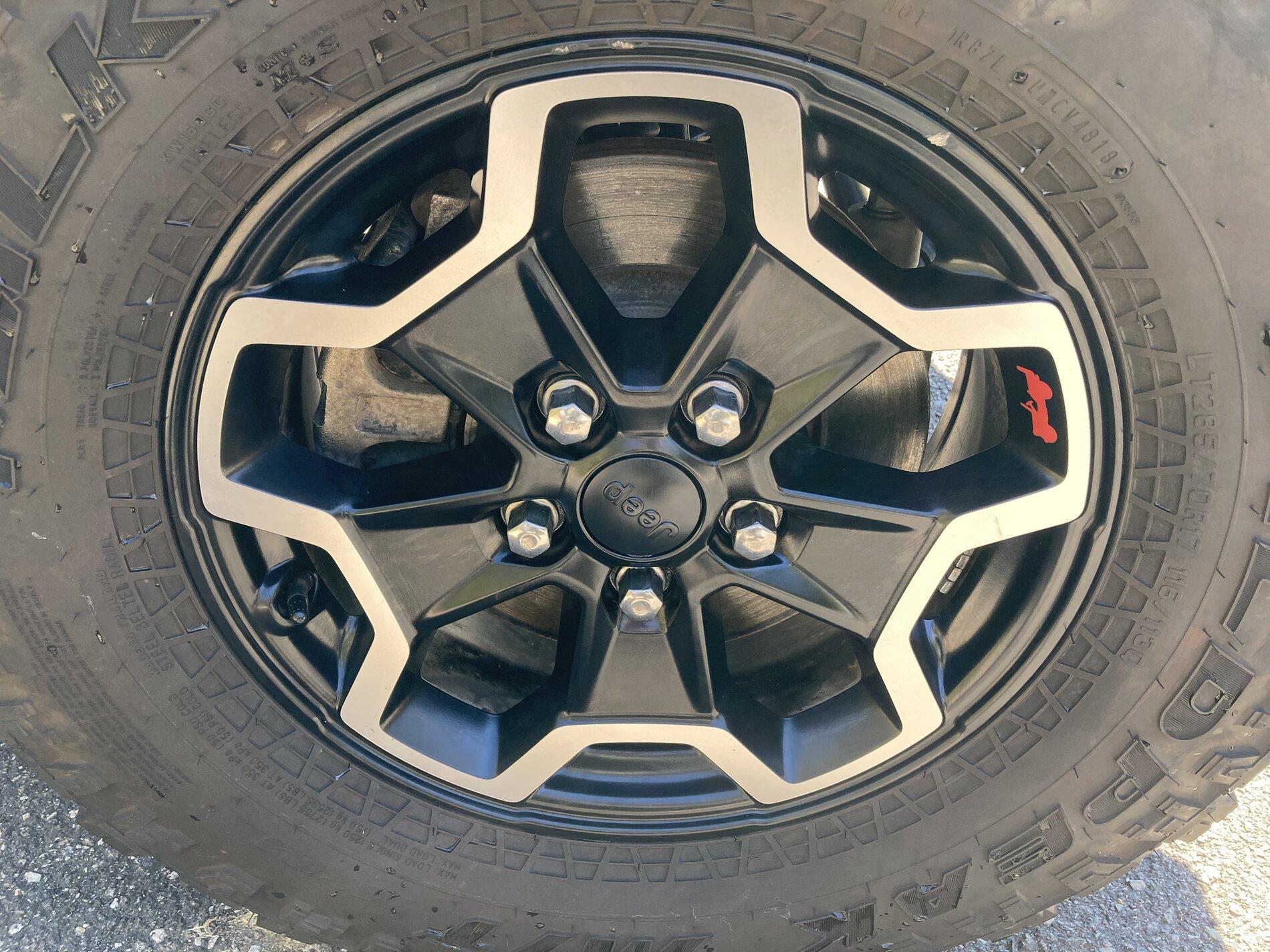 Jeep Gladiator Rubicon Wheels with Tires and TPMS 36477369-2703-4ECF-ABF3-F8E3798DAC70