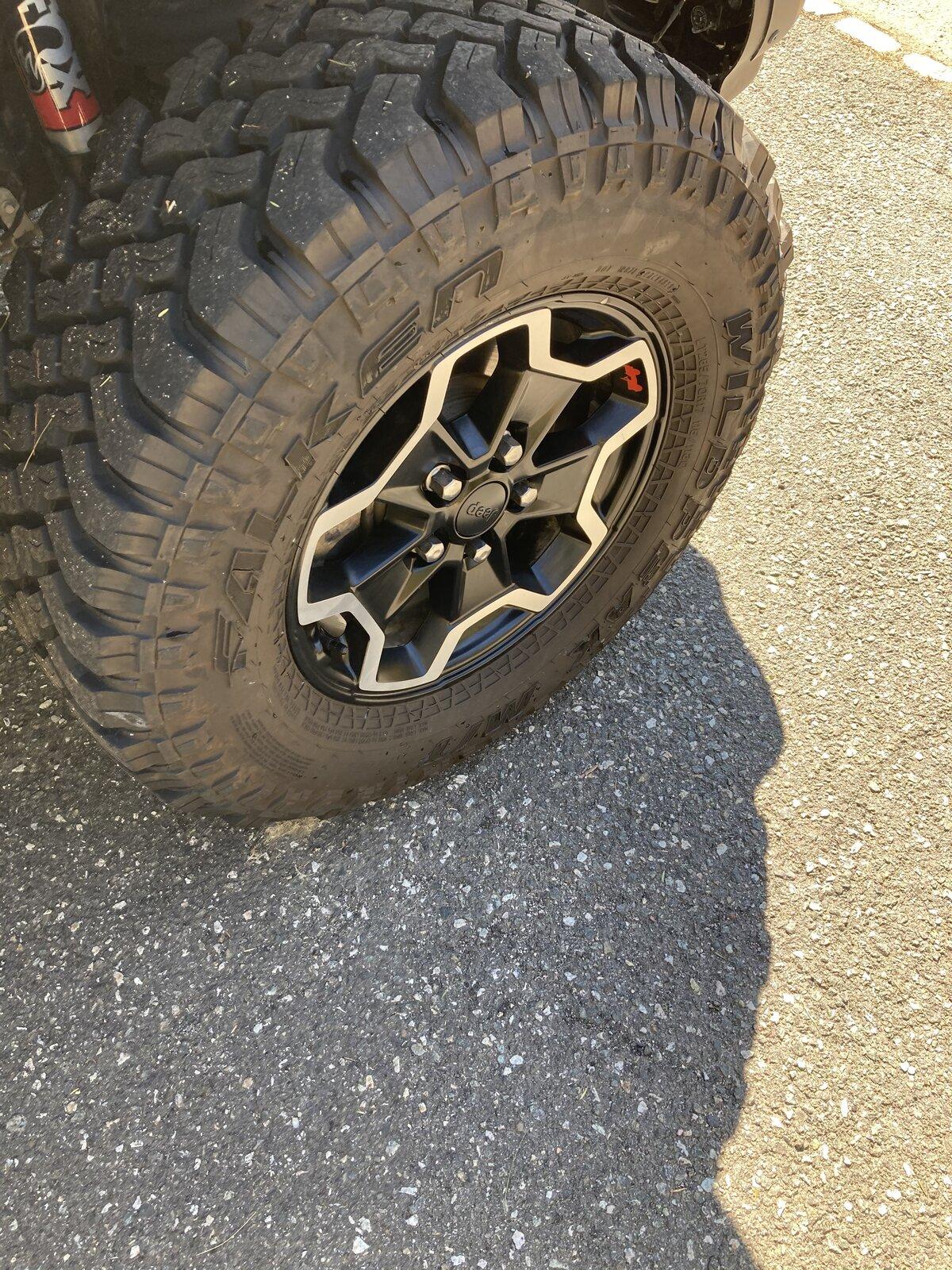 Jeep Gladiator Rubicon Wheels with Tires and TPMS 5905E8D7-B20B-48E8-A211-B169E32FD577