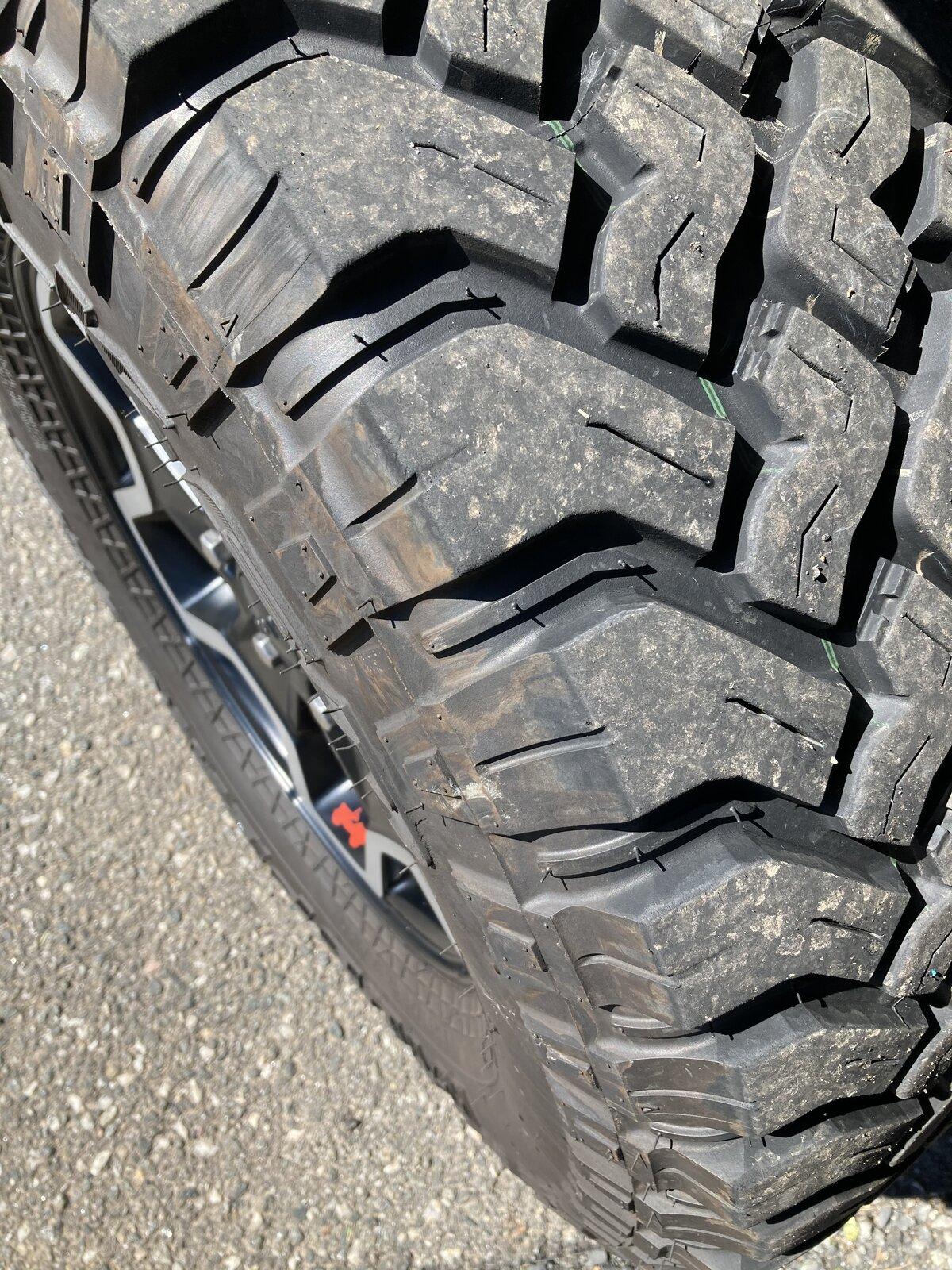 Jeep Gladiator Rubicon Wheels with Tires and TPMS F9218490-735A-48C0-909D-7A4F07A00735