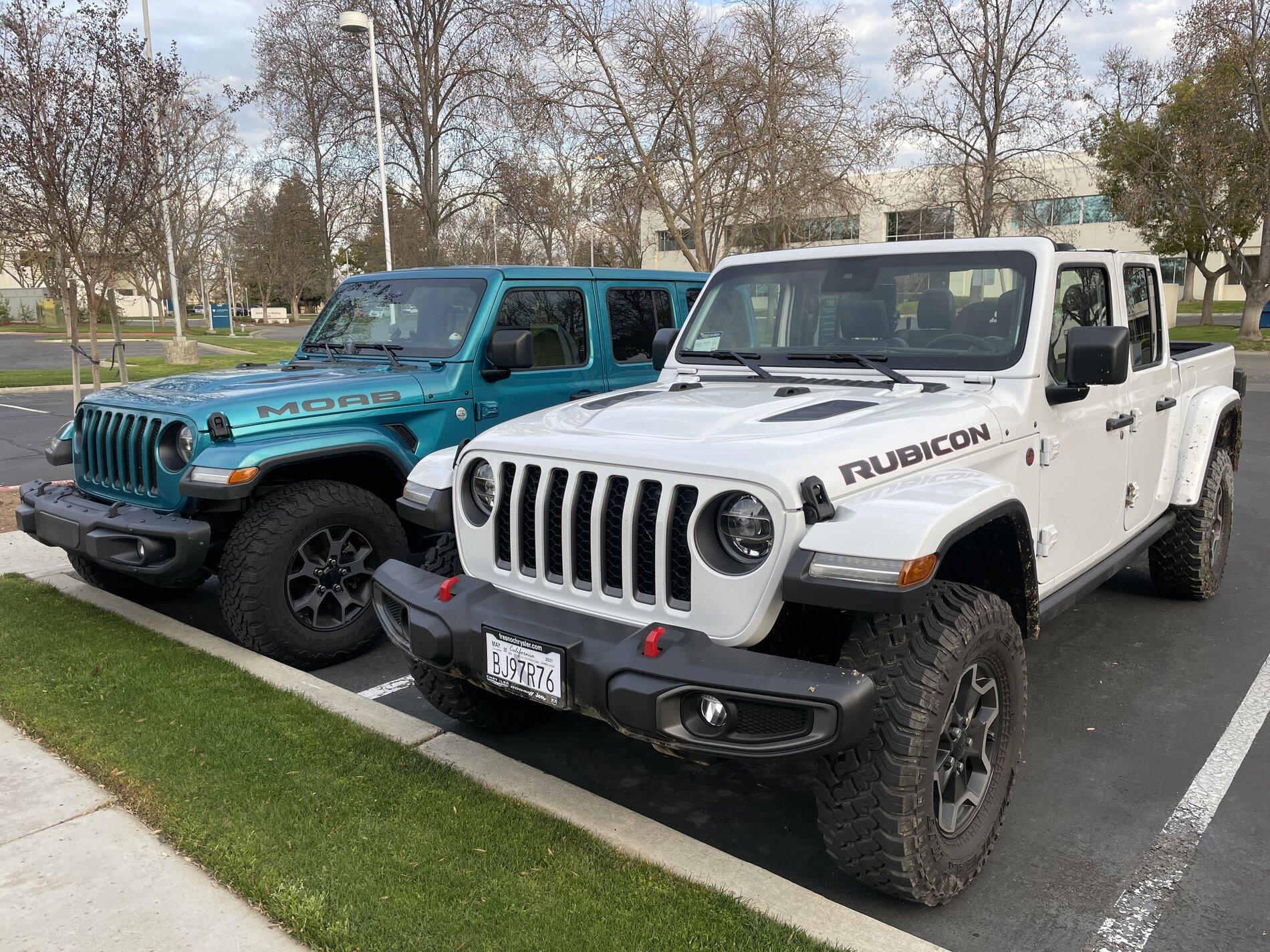 Jeep Gladiator Jeeps Parking Next To Jeeps IMG_0349