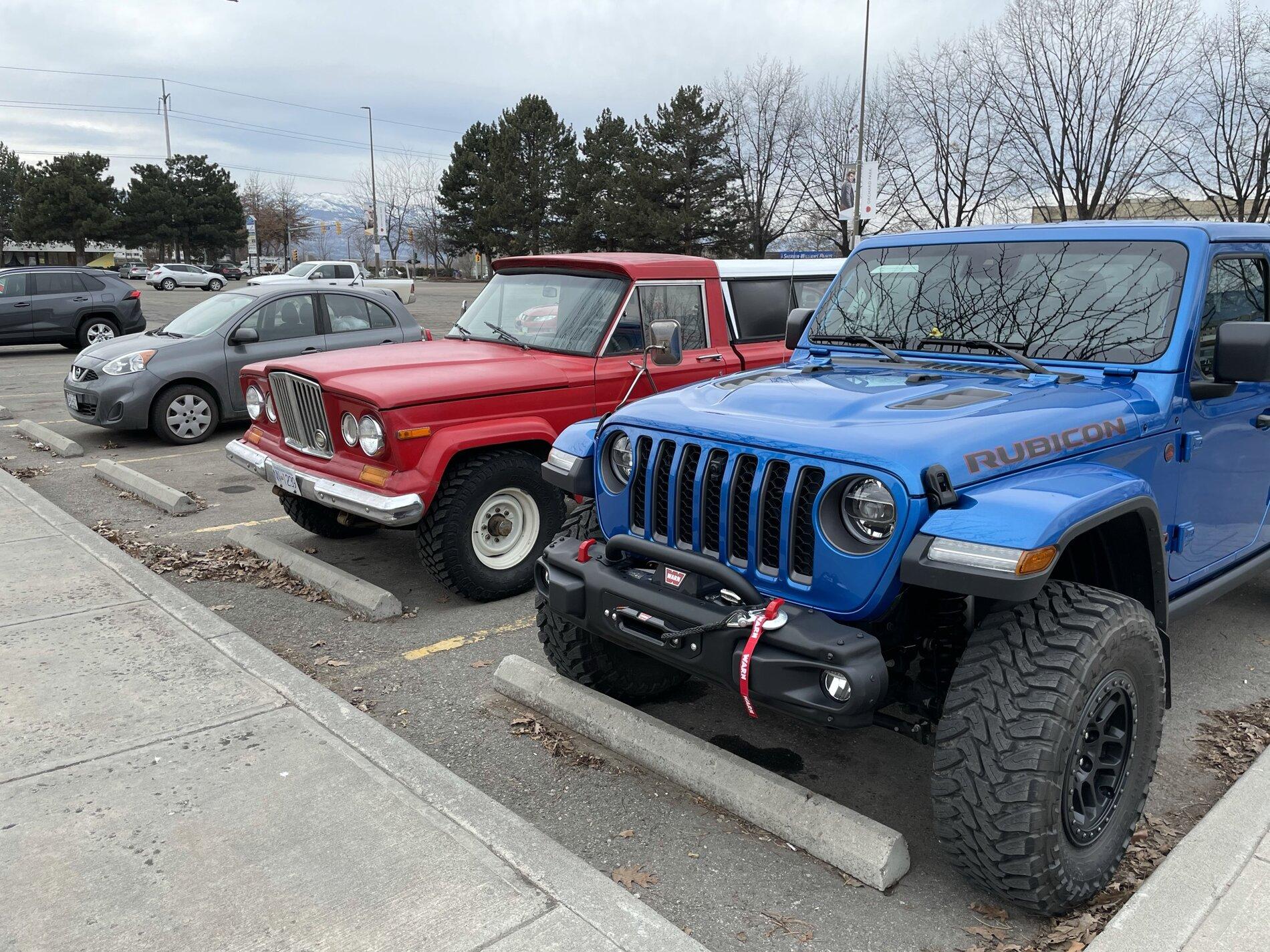 Jeep Gladiator Jeeps Parking Next To Jeeps 62F2704E-DB96-4157-BB1E-1F25B4396B53