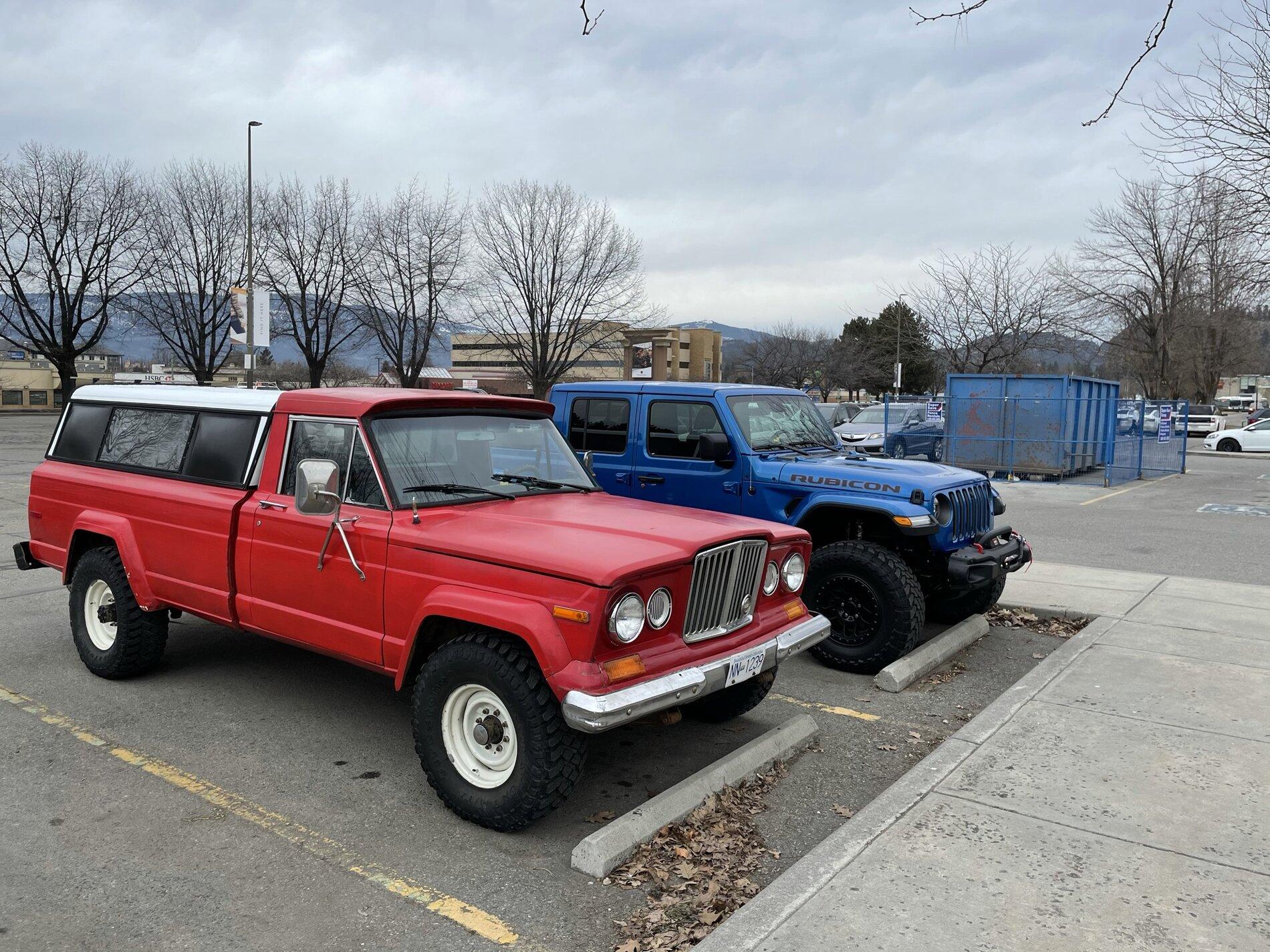 Jeep Gladiator Jeeps Parking Next To Jeeps 19A81789-03E1-4EA2-873E-063269D5B635