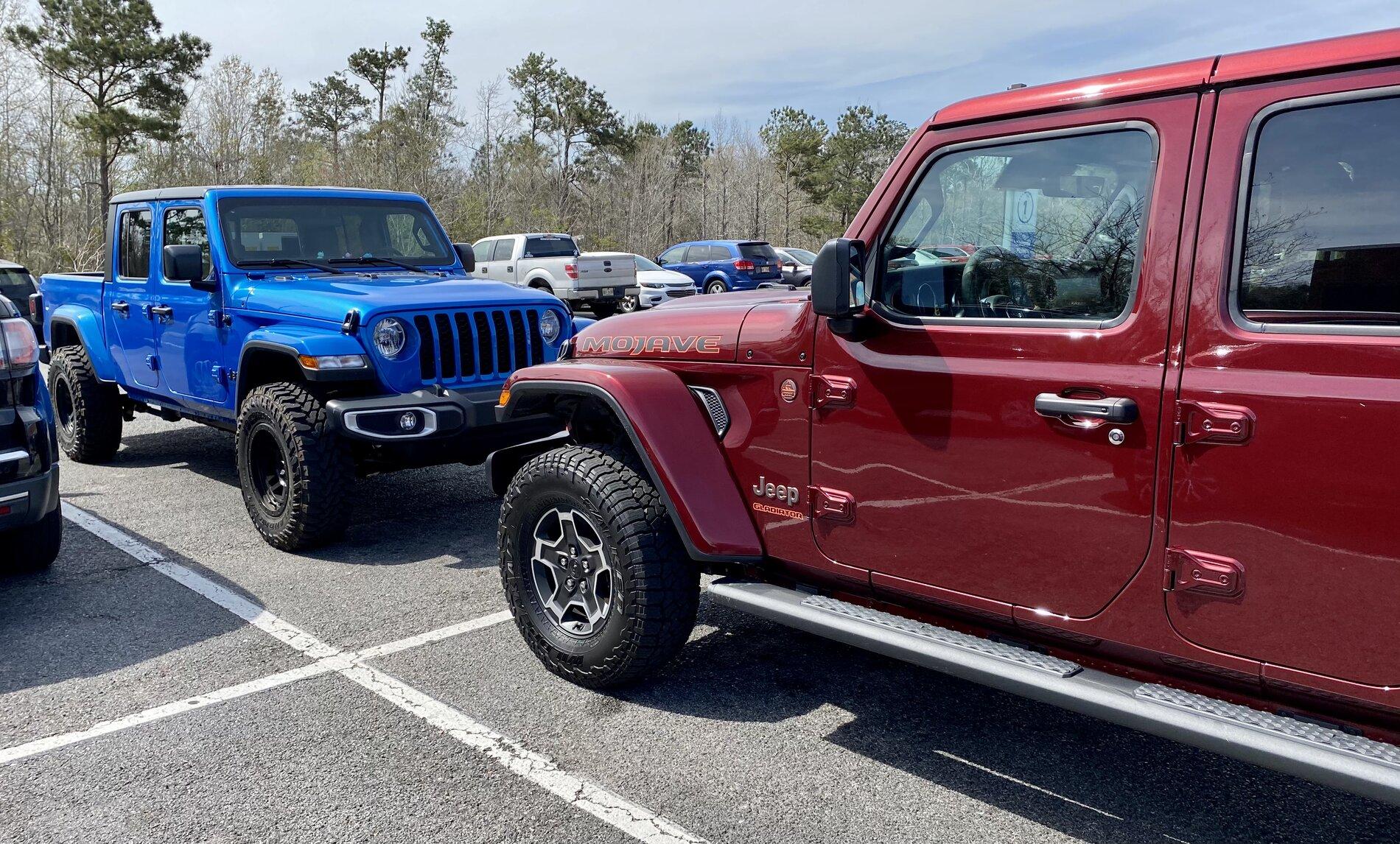 Jeep Gladiator Jeeps Parking Next To Jeeps 1E18C7B8-2F7A-444C-A625-92BAA1C48D77