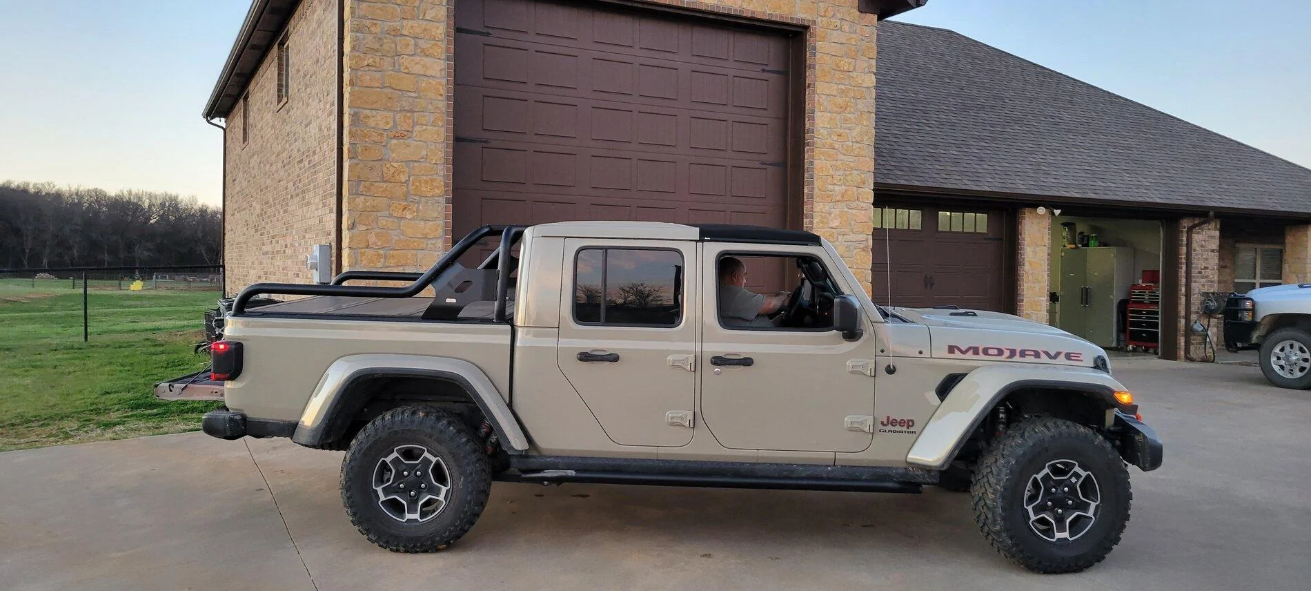 Jeep Gladiator 2020 Mojave with Maximus3 bed rails 20210314_193652