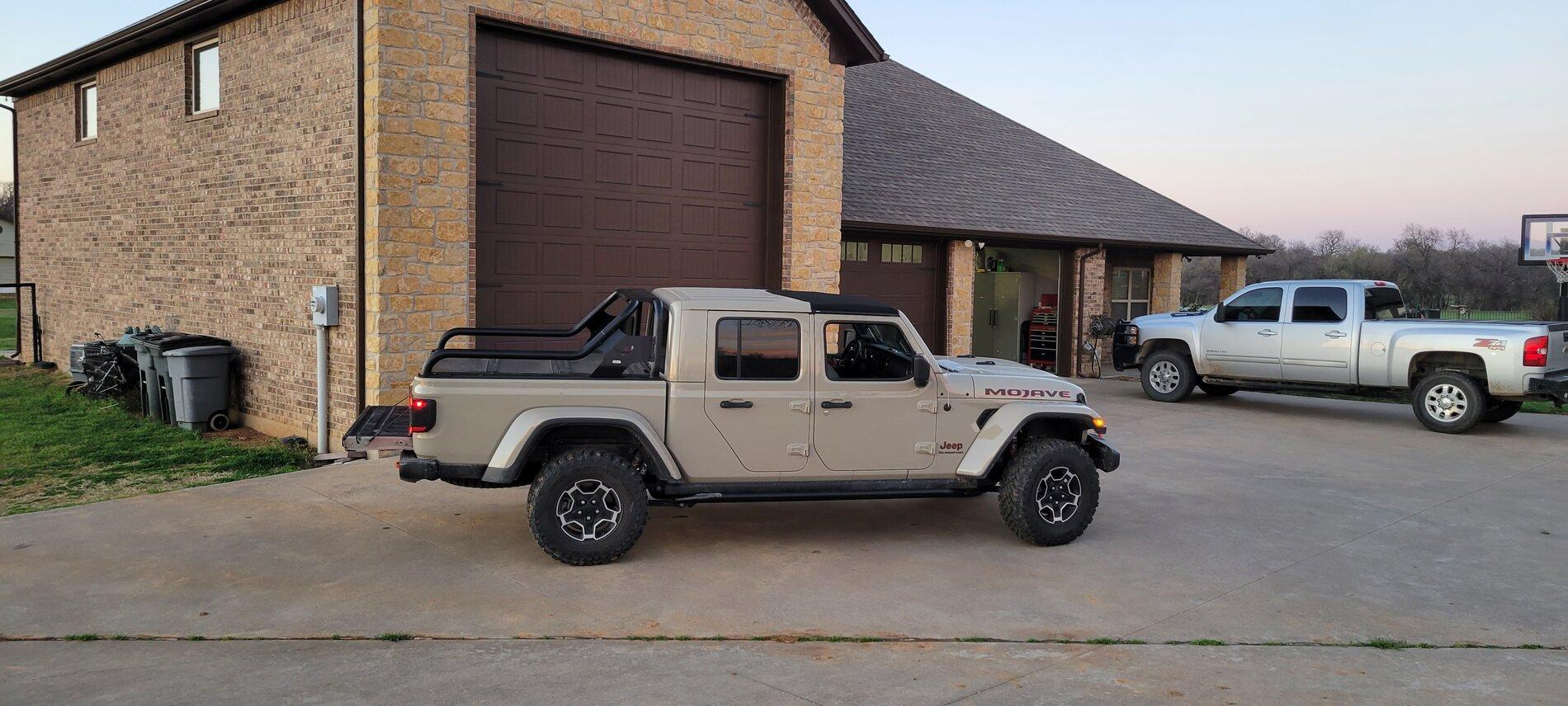 Jeep Gladiator 2020 Mojave with Maximus3 bed rails 20210314_193647