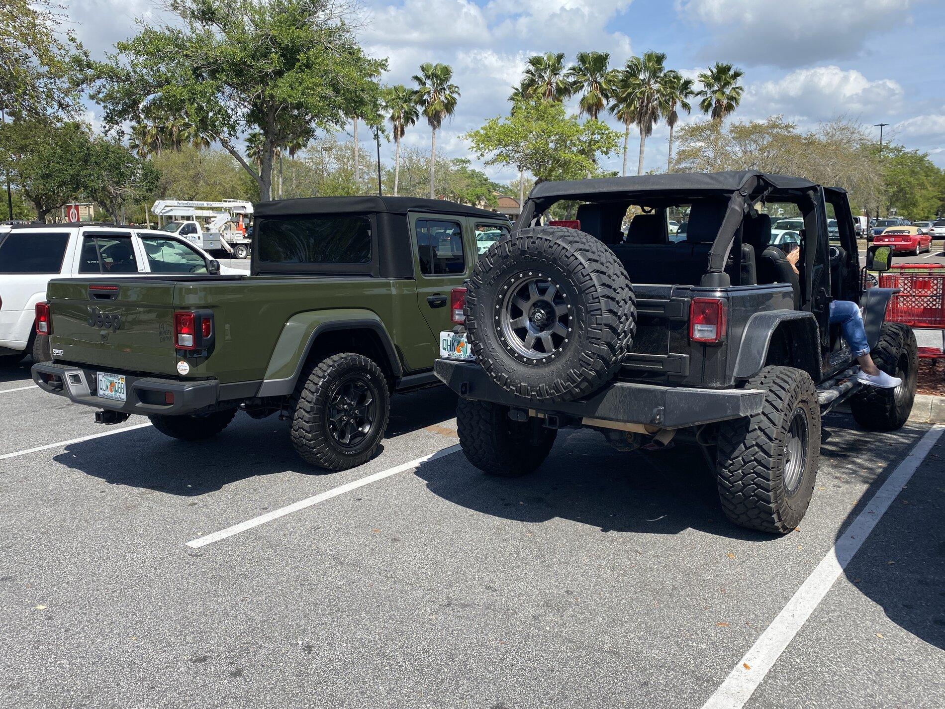 Jeep Gladiator Jeeps Parking Next To Jeeps D2454C22-821C-4C20-AF4F-6A53E05A9920