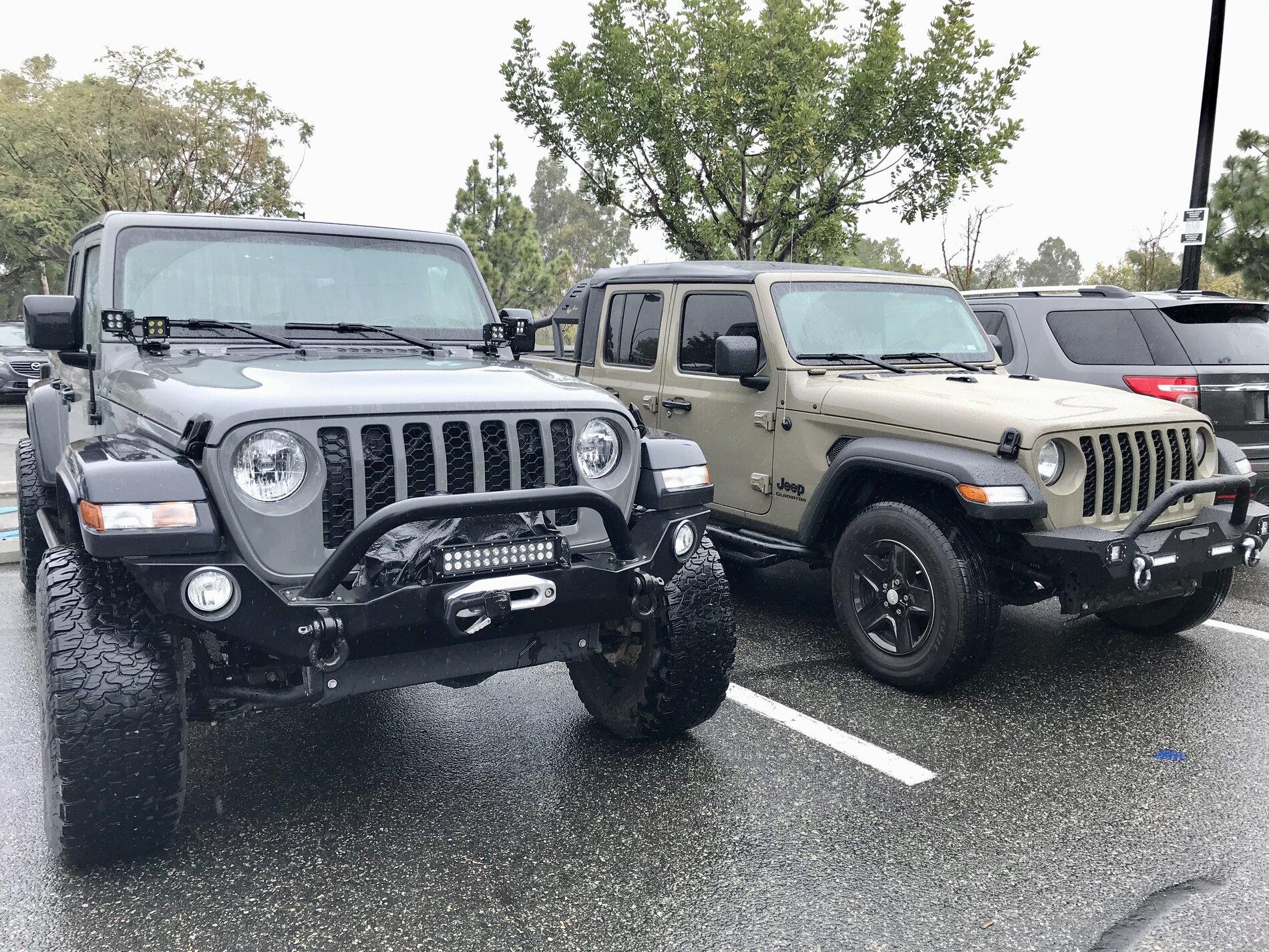 Jeep Gladiator Jeeps Parking Next To Jeeps 44144CF8-1195-4CA6-AFD4-F354407E0958