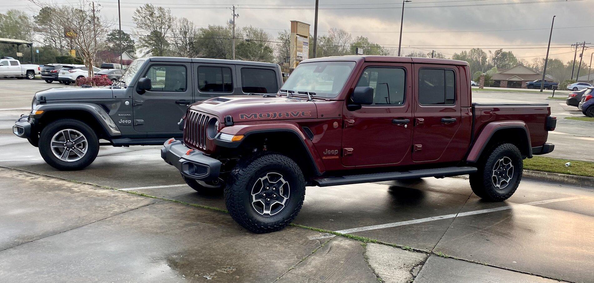 Jeep Gladiator Jeeps Parking Next To Jeeps 55C6590B-B5B1-4A51-9A19-45EE9D88254B